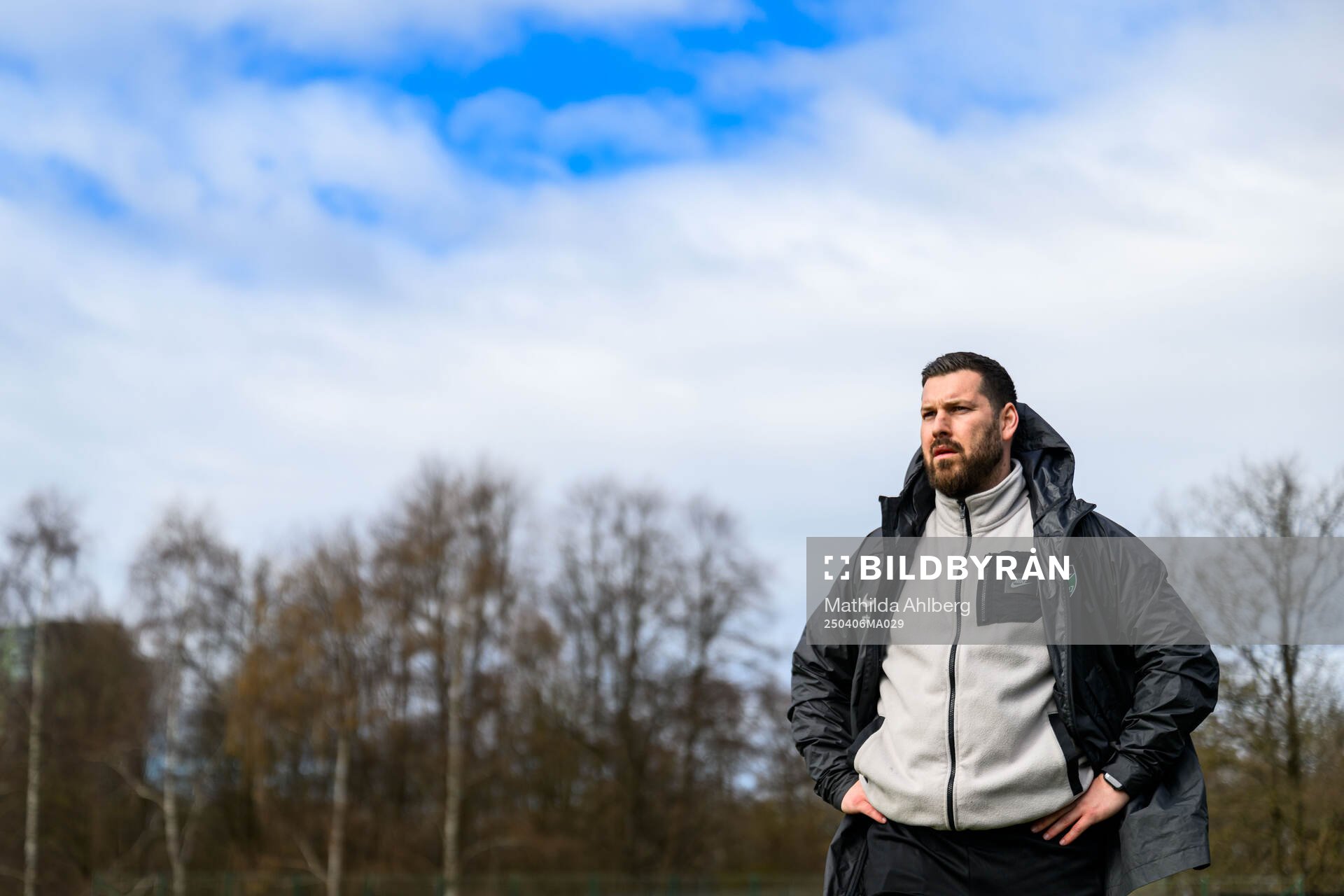 Högaborgs tränare Daniel Bennassar Nilsson under fotbollsmatchen i Division 2 Södra Götaland mellan Högaborg och Torn den 6 april 2025 i Helsingborg.