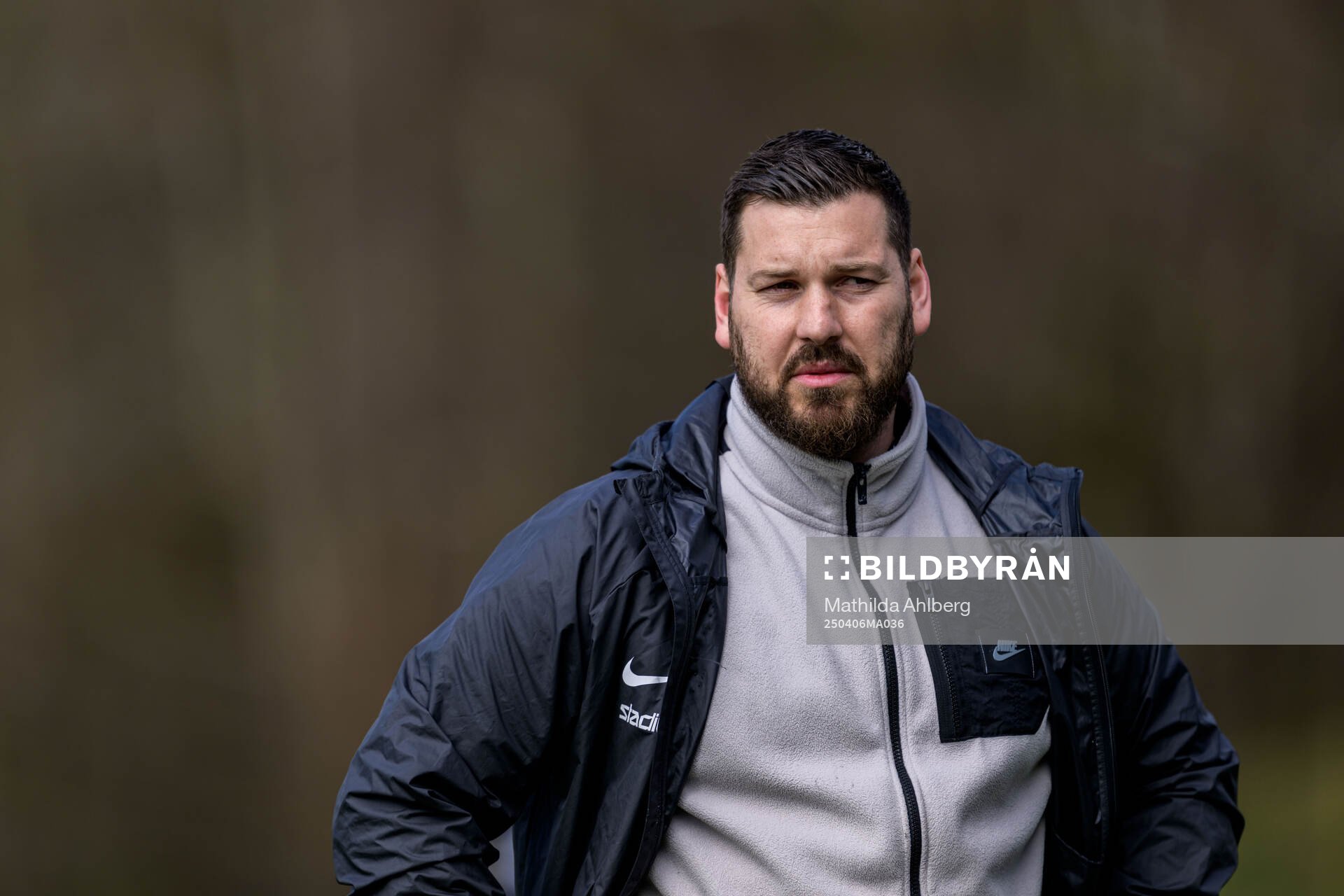 Högaborgs tränare Daniel Bennassar Nilsson under fotbollsmatchen i Division 2 Södra Götaland mellan Högaborg och Torn den 6 april 2025 i Helsingborg.