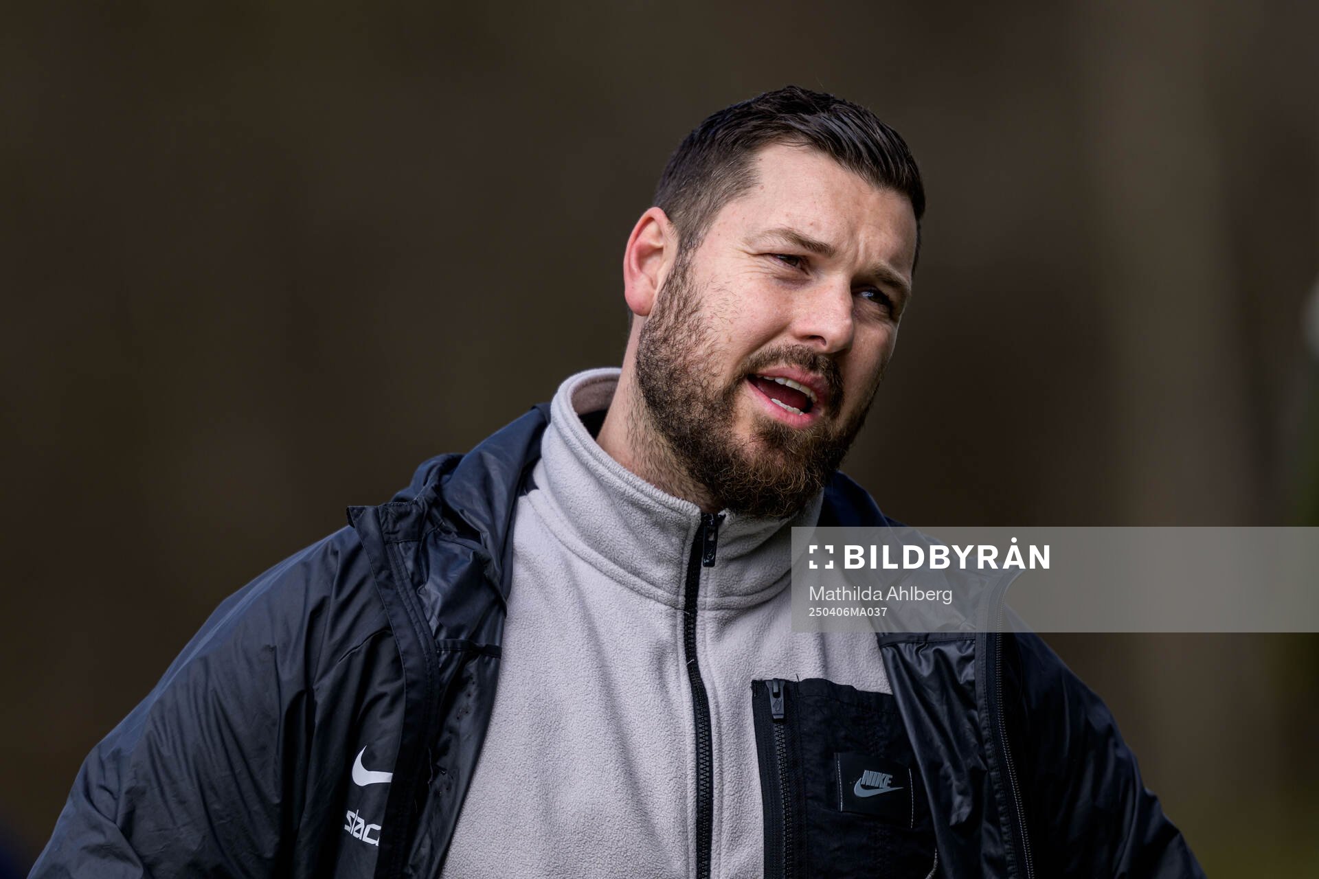 Högaborgs tränare Daniel Bennassar Nilsson under fotbollsmatchen i Division 2 Södra Götaland mellan Högaborg och Torn den 6 april 2025 i Helsingborg.