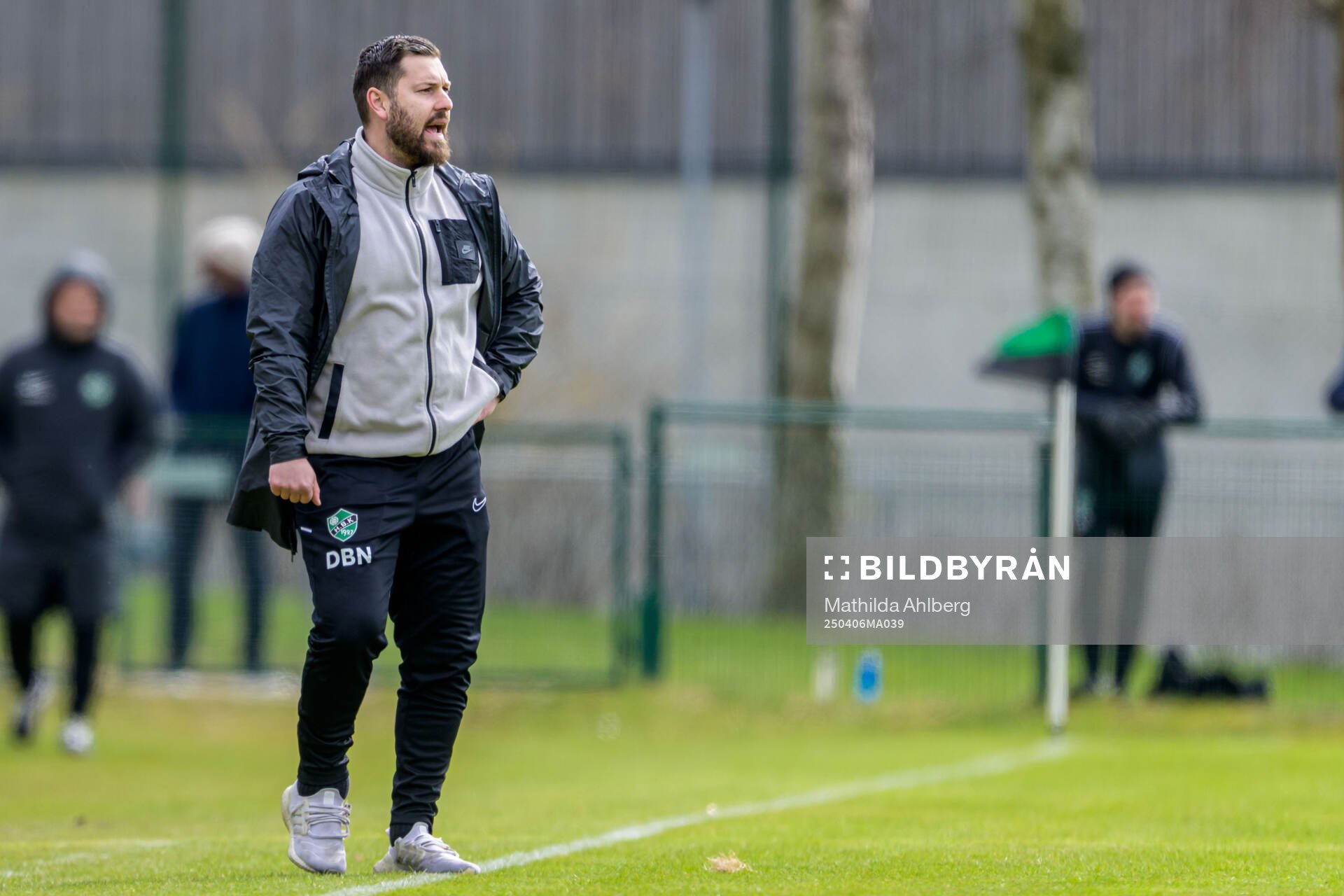 Högaborgs tränare Daniel Bennassar Nilsson under fotbollsmatchen i Division 2 Södra Götaland mellan Högaborg och Torn den 6 april 2025 i Helsingborg.