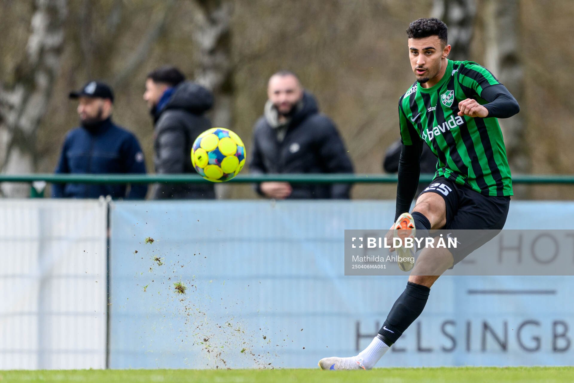 Högaborgs Adham El Youssef under fotbollsmatchen i Division 2 Södra Götaland mellan Högaborg och Torn den 6 april 2025 i Helsingborg.