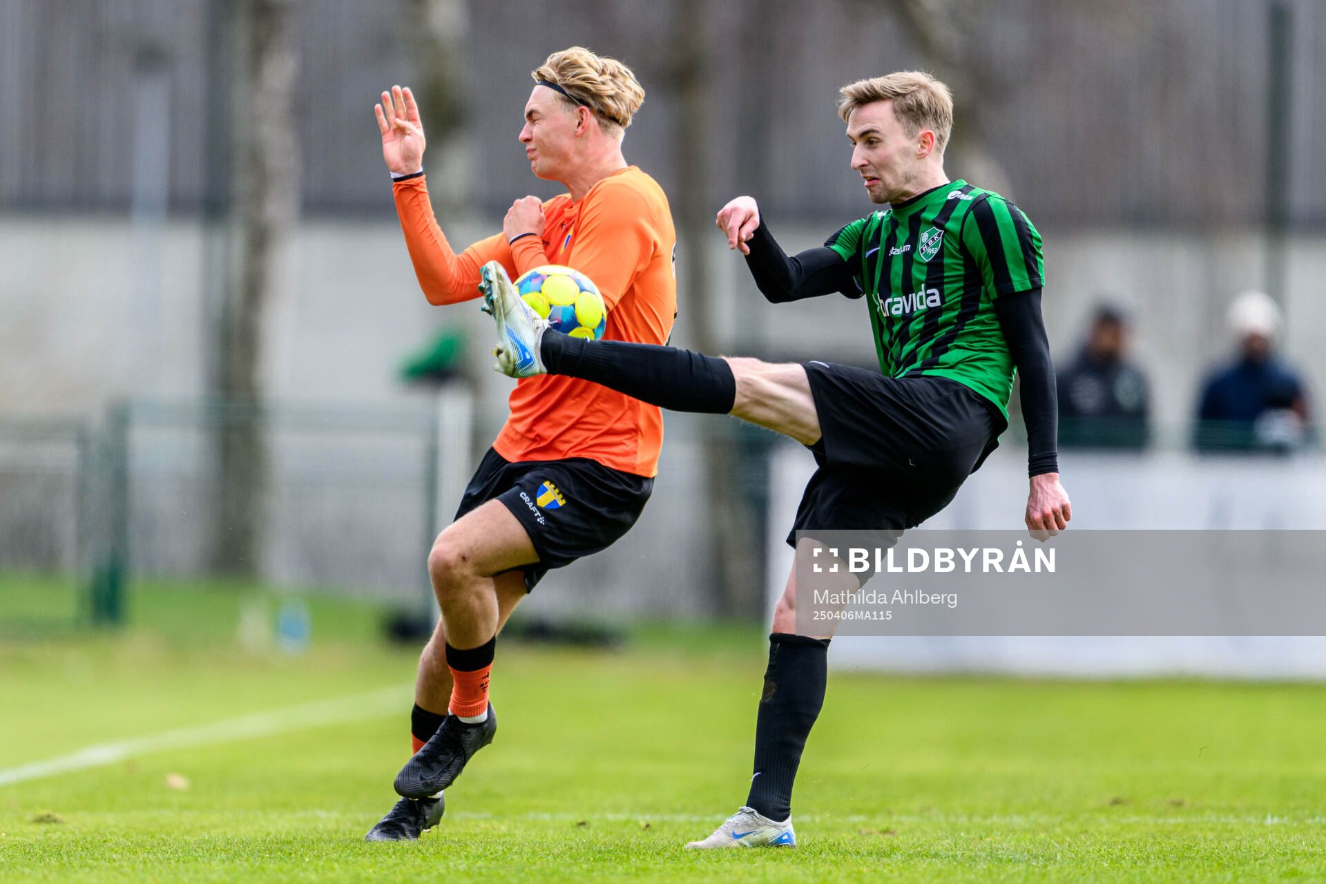 Torns Tom Wassholm och Högaborgs Dennis Ericson under fotbollsmatchen i Division 2 Södra Götaland mellan Högaborg och Torn den 6 april 2025 i Helsingborg.
