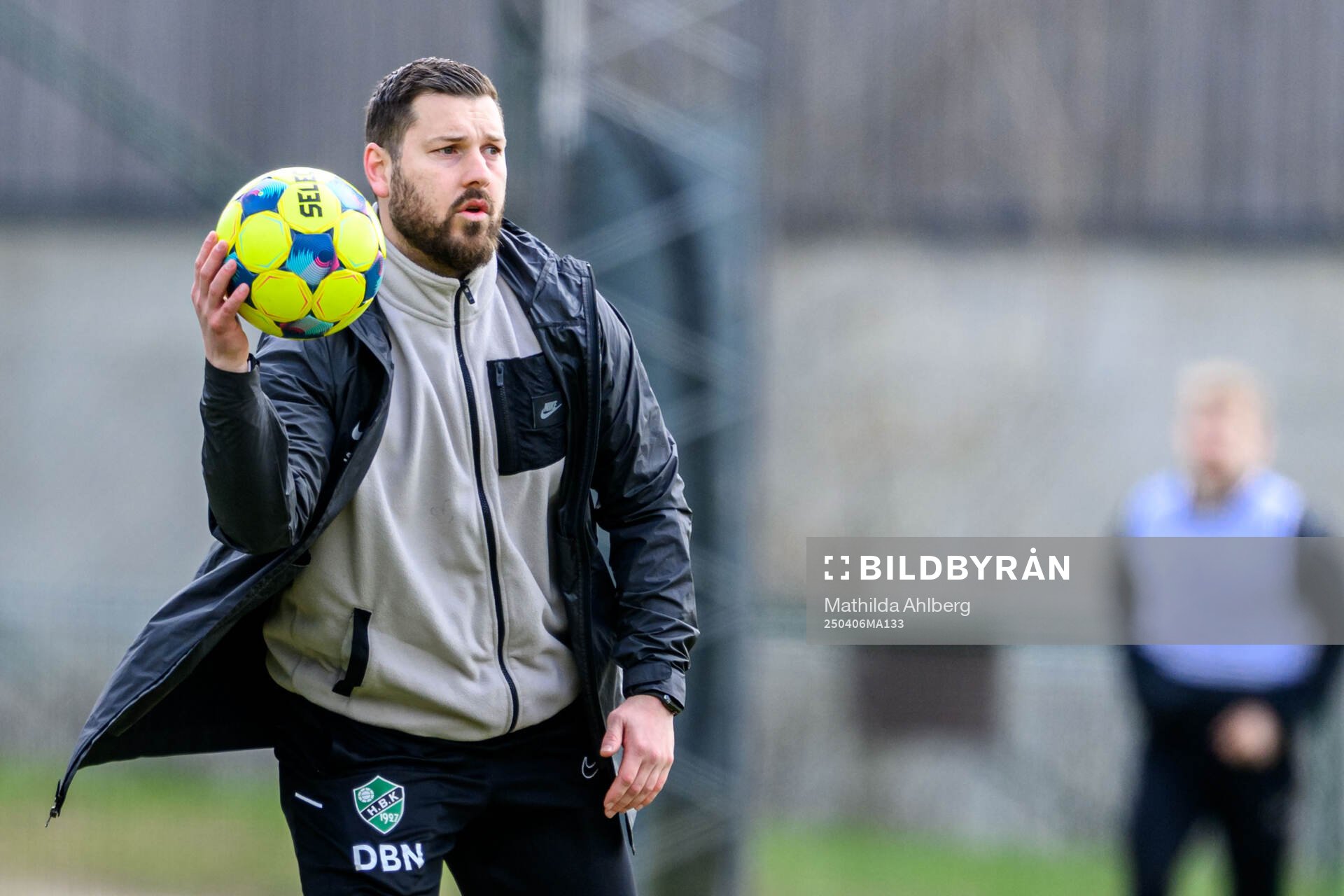 Högaborgs tränare Daniel Bennassar Nilsson under fotbollsmatchen i Division 2 Södra Götaland mellan Högaborg och Torn den 6 april 2025 i Helsingborg.
