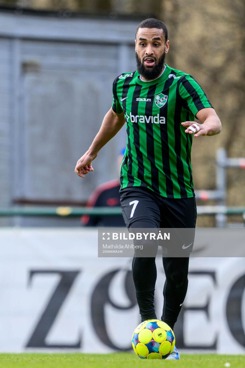 Högaborgs Junes Barny under fotbollsmatchen i Division 2 Södra Götaland mellan Högaborg och Torn den 6 april 2025 i Helsingborg.