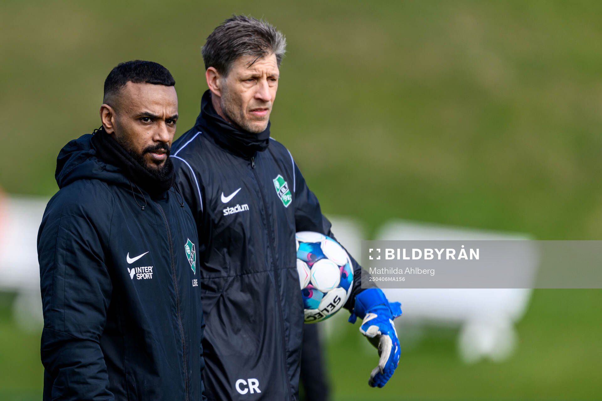 Högaborgs sportchef Tarik Barny och målvaktstränare Conny Rosen inför fotbollsmatchen i Division 2 Södra Götaland mellan Högaborg och Torn den 6 april 2025 i Helsingborg.