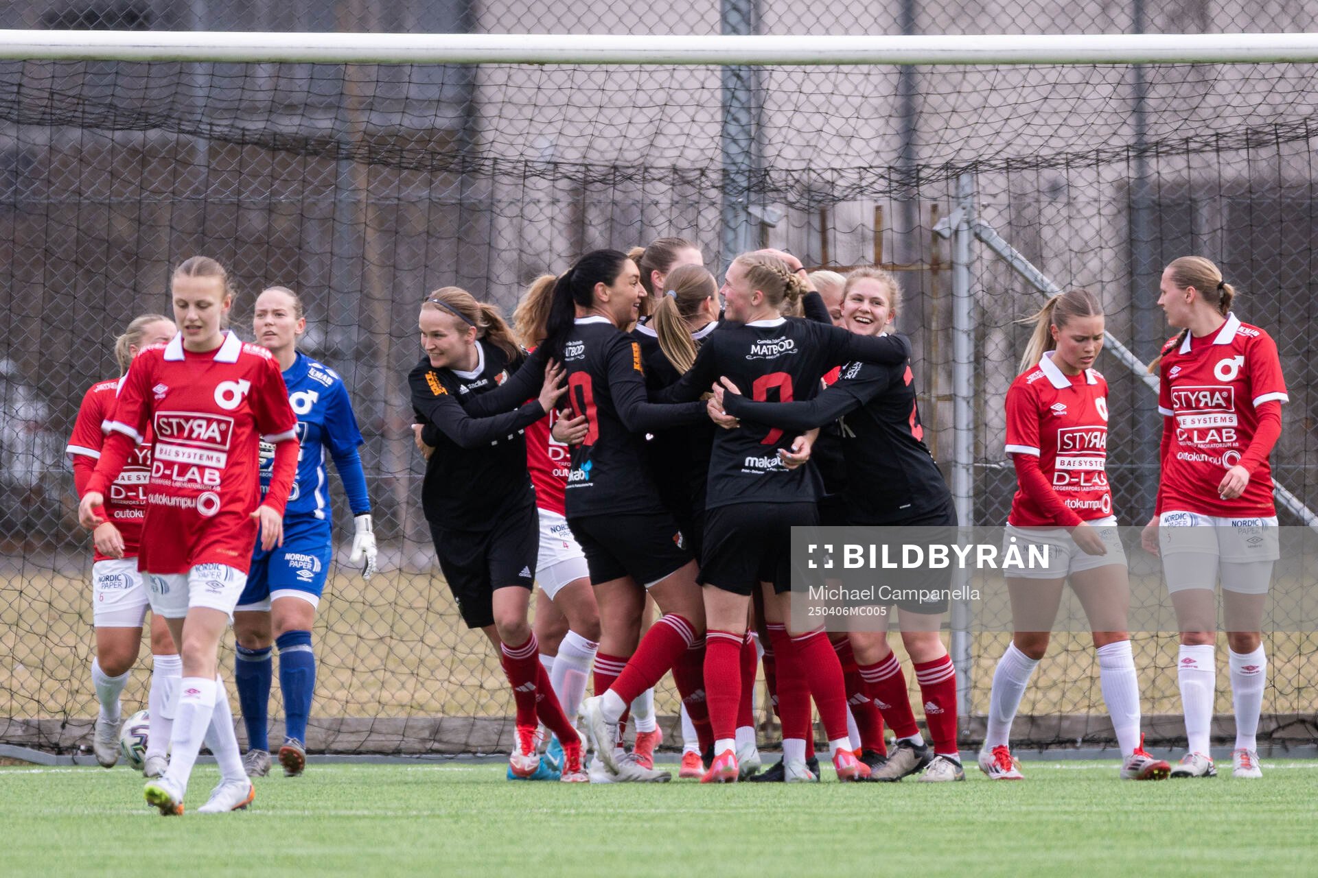 Enskede IKs Sabina Lundström jublar med lagkamrater
