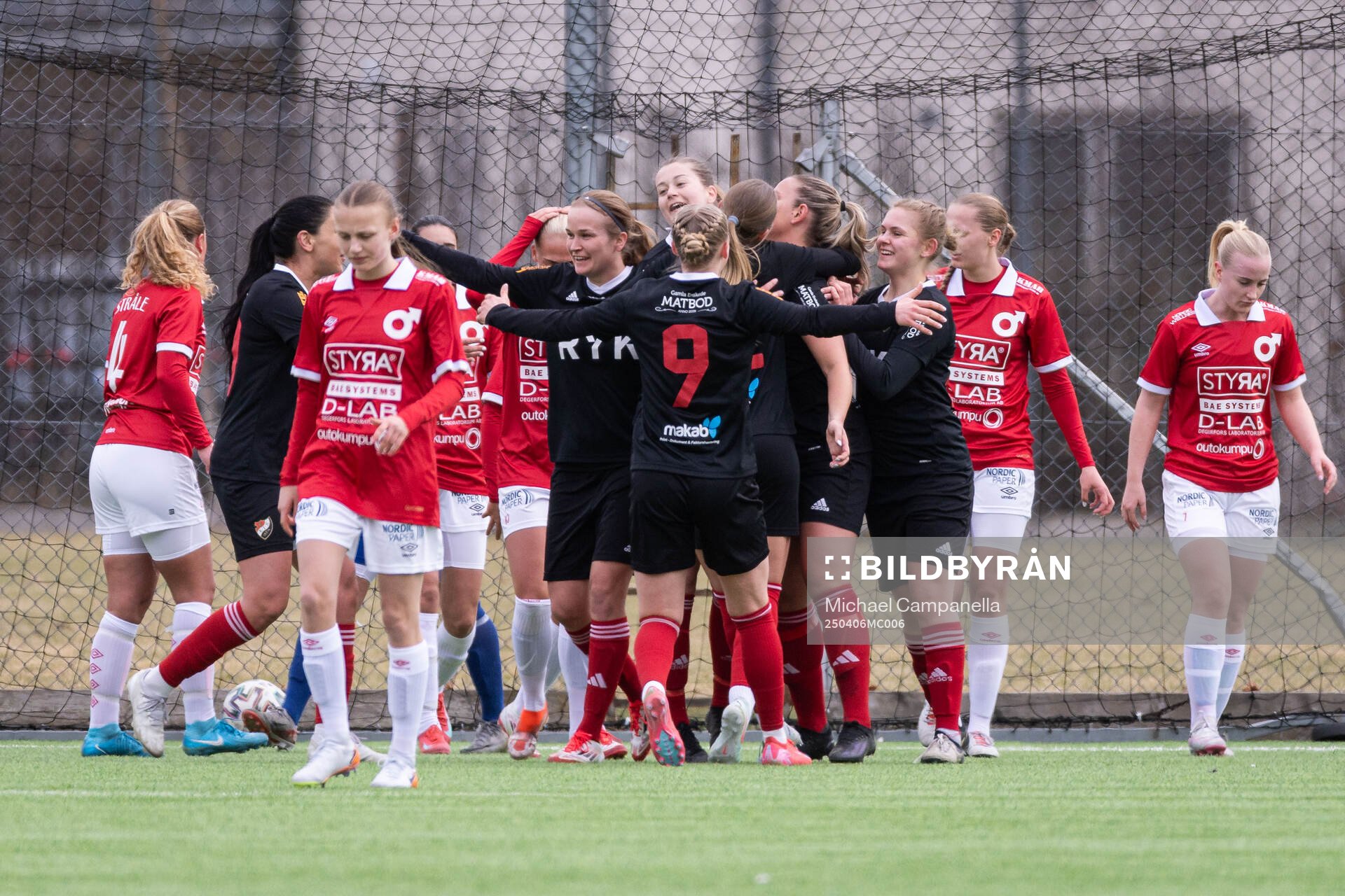 Enskede IKs Sabina Lundström jublar med lagkamrater