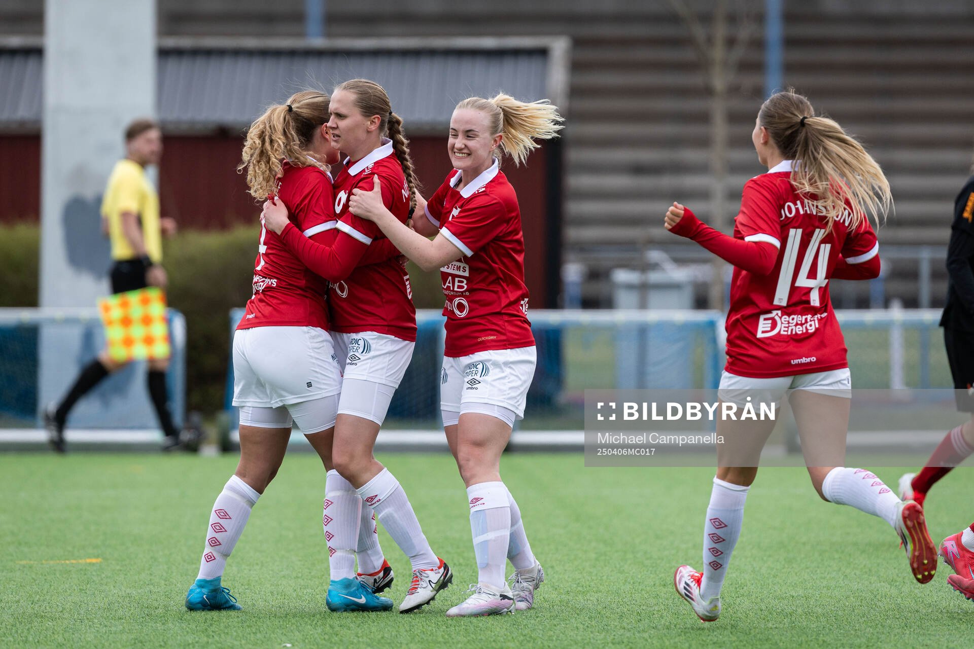 Degerfors IFs Olivia Neander jublar med lagkamrater