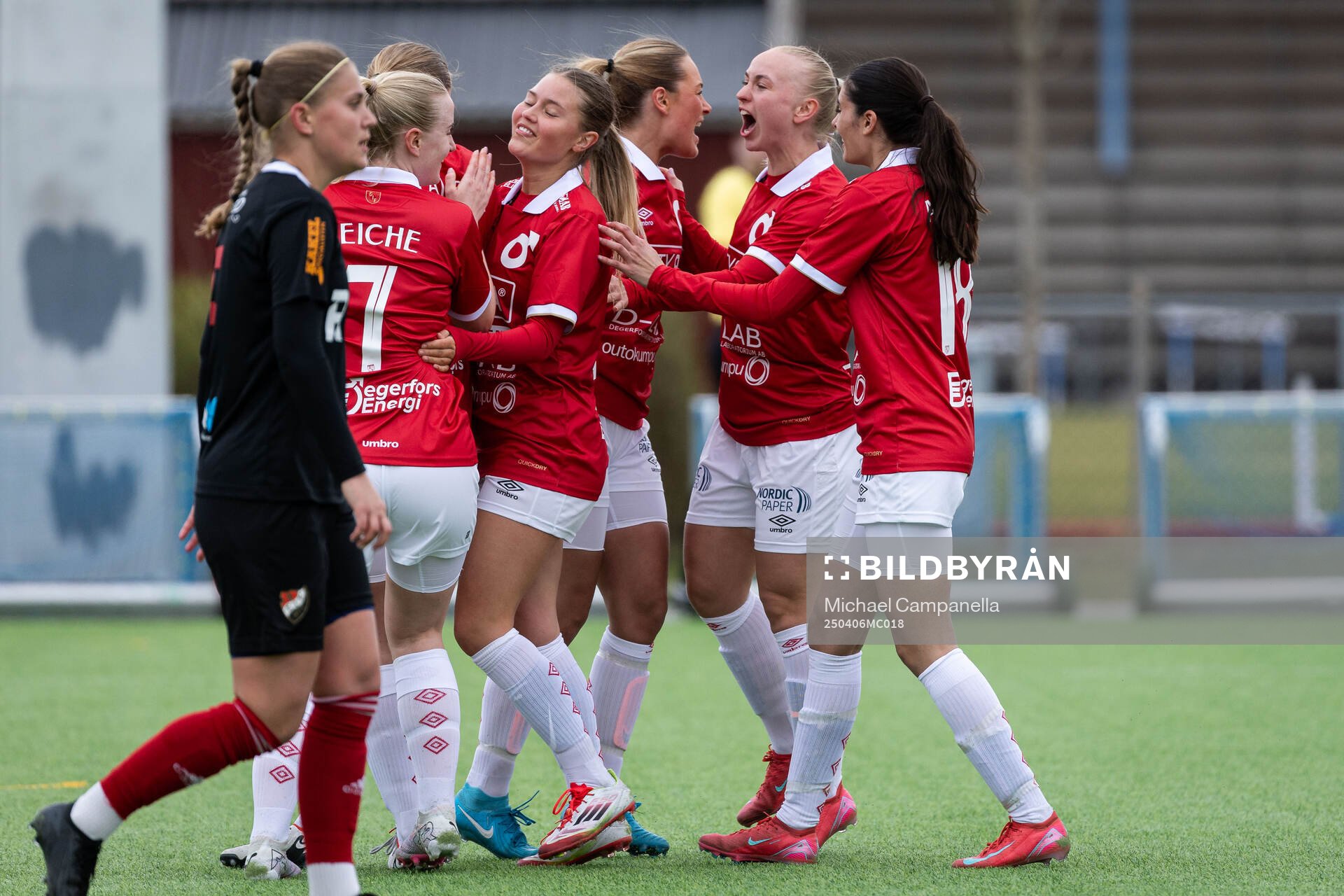 Degerfors IFs Olivia Neander jublar med lagkamrater