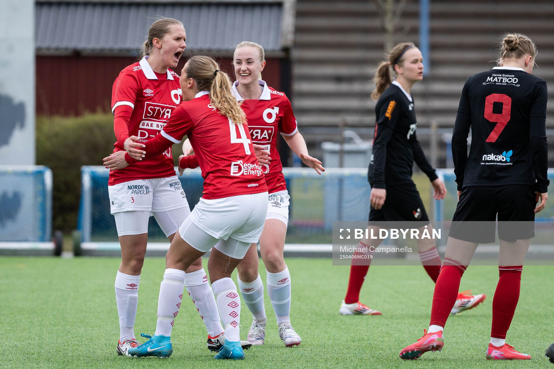 Degerfors IFs Olivia Neander jublar med lagkamrater