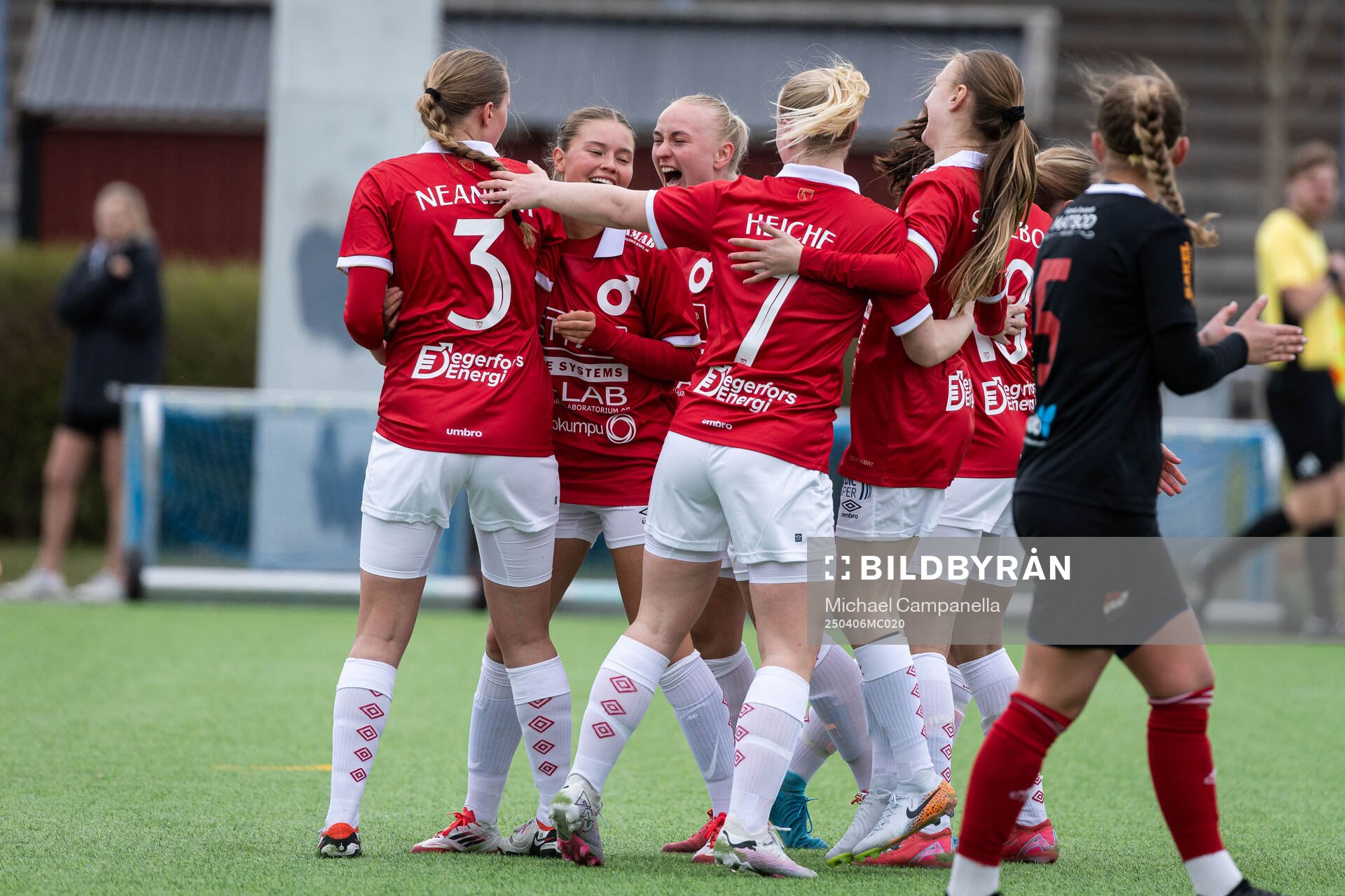 Degerfors IFs Olivia Neander jublar med lagkamrater
