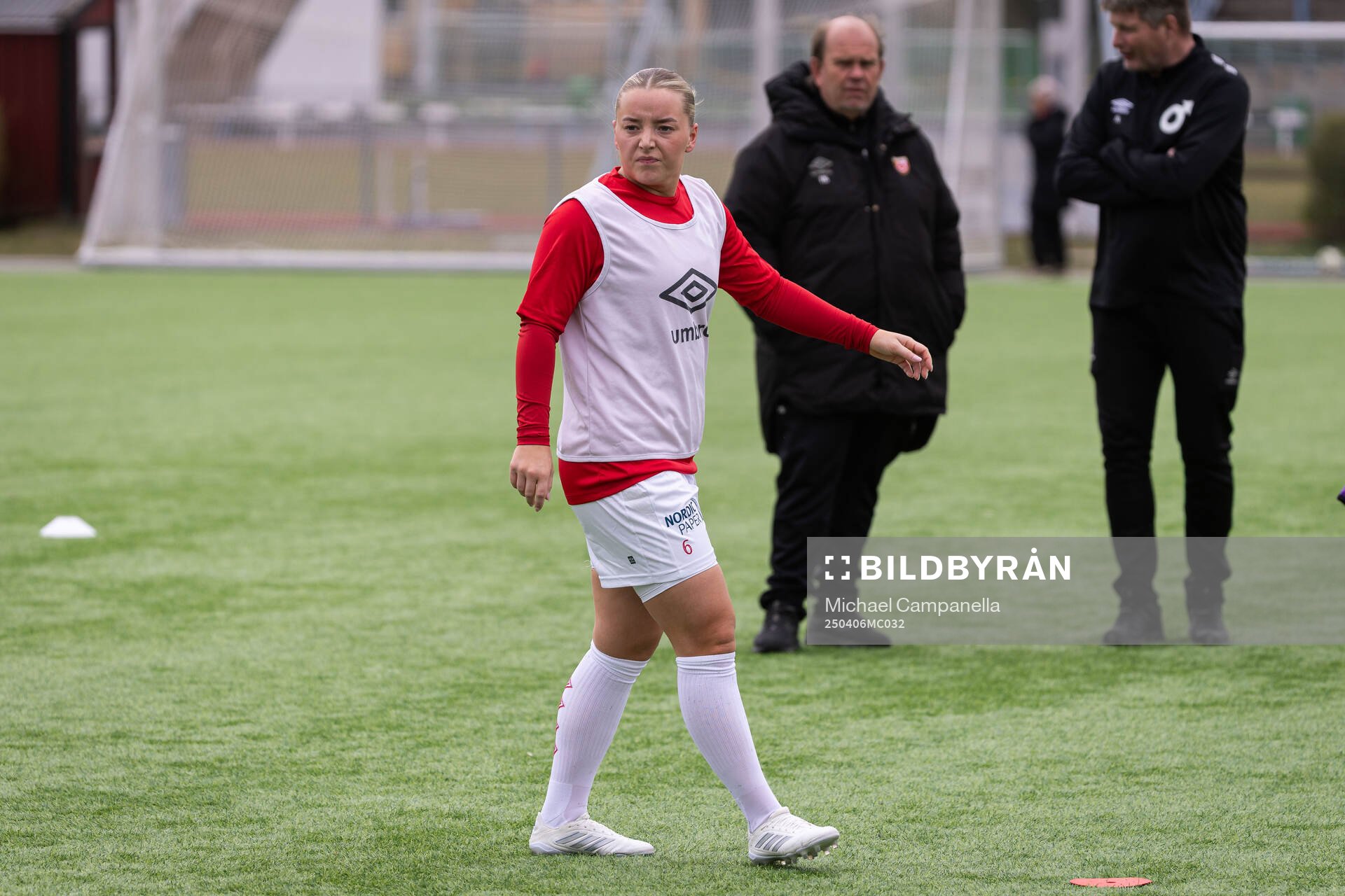 Degerfors IFs Alva Hyttinen under uppvärmningen innan fotbollsmatchen i Division 1 Mellersta mellan Enskede IK och Degerfors IF den 6 april 2025 i Stockholm.
