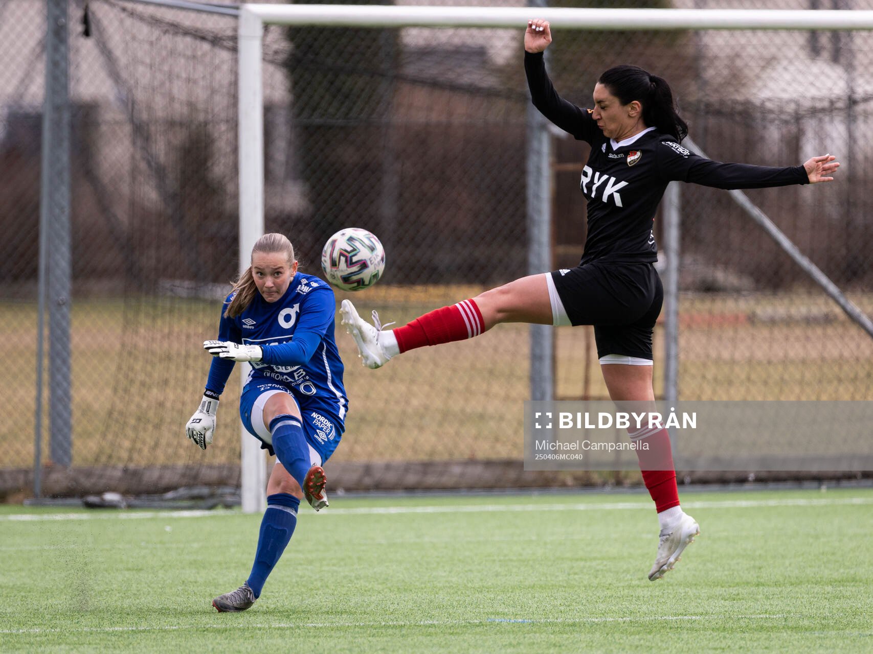 Degerfors IFs målvakt Elin Ekmark och Enskede IKs Maria