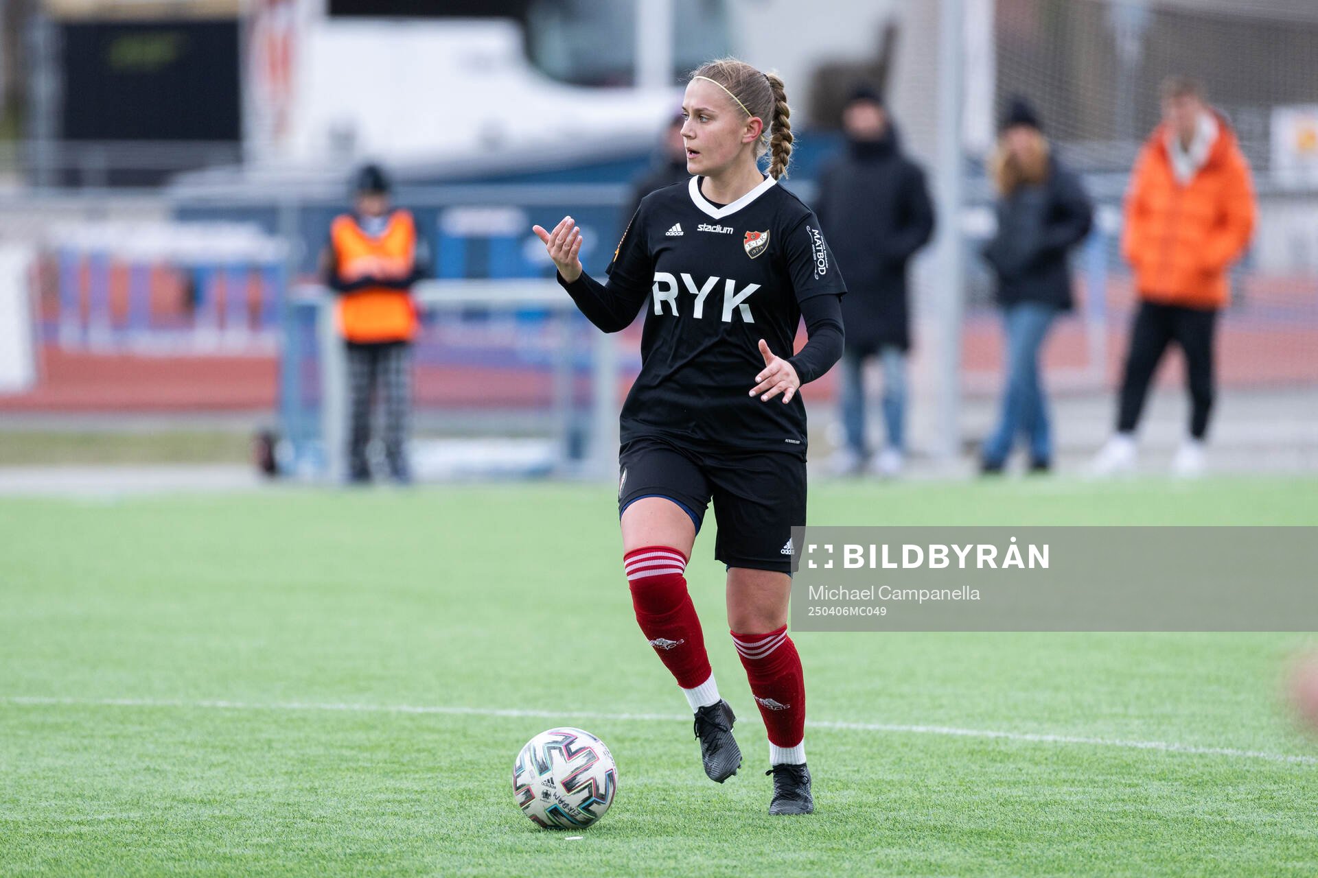 Enskede IKs Felicia Thörngren under fotbollsmatchen i Division 1 Mellersta mellan Enskede IK och Degerfors IF den 6 april 2025 i Stockholm. 
