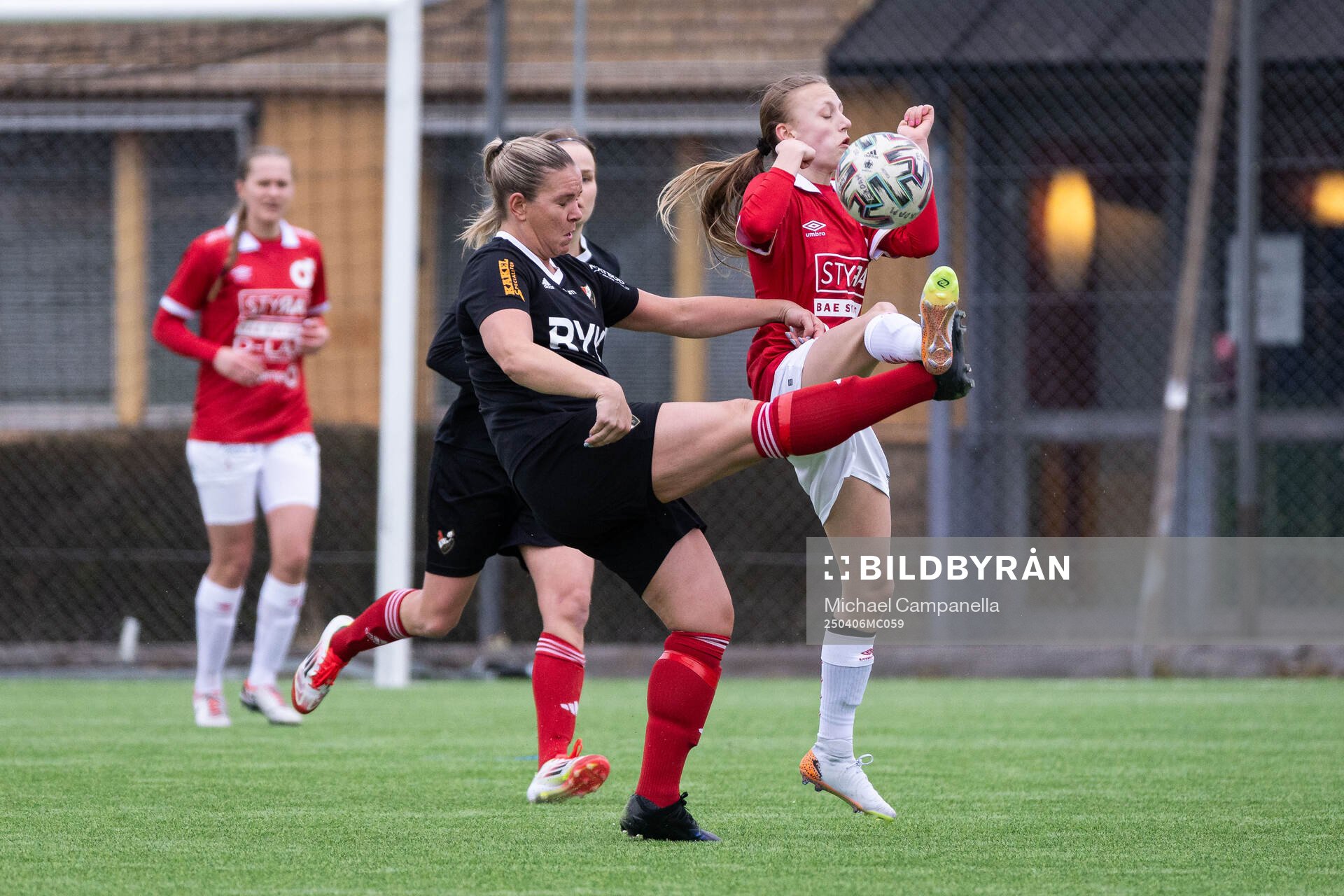 Enskede IKs Sabina Lundström och Degerfors IFs Lova Sandahl