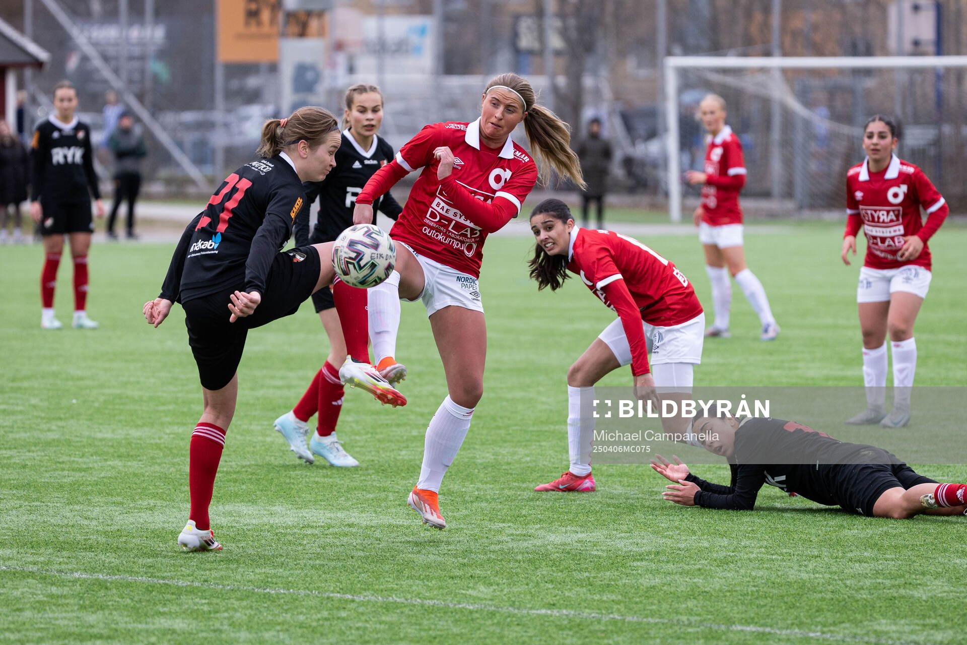 Enskede IKs Jenny Mattsson och Degerfors IFs Ellen Hultgren