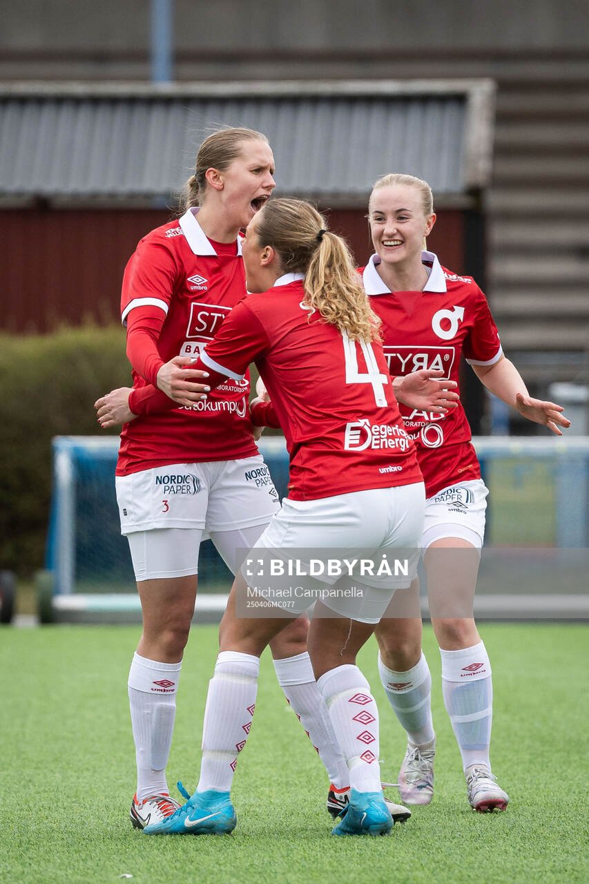 Degerfors IFs Olivia Neander jublar med lagkamrater