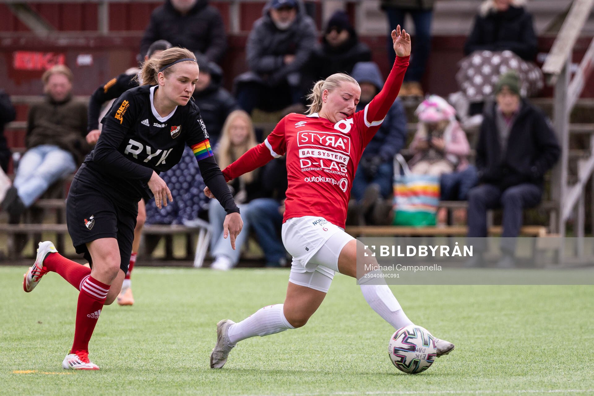 Enskede IKs Jenny Mattsson och Degerfors IFs Alva Hyttinen