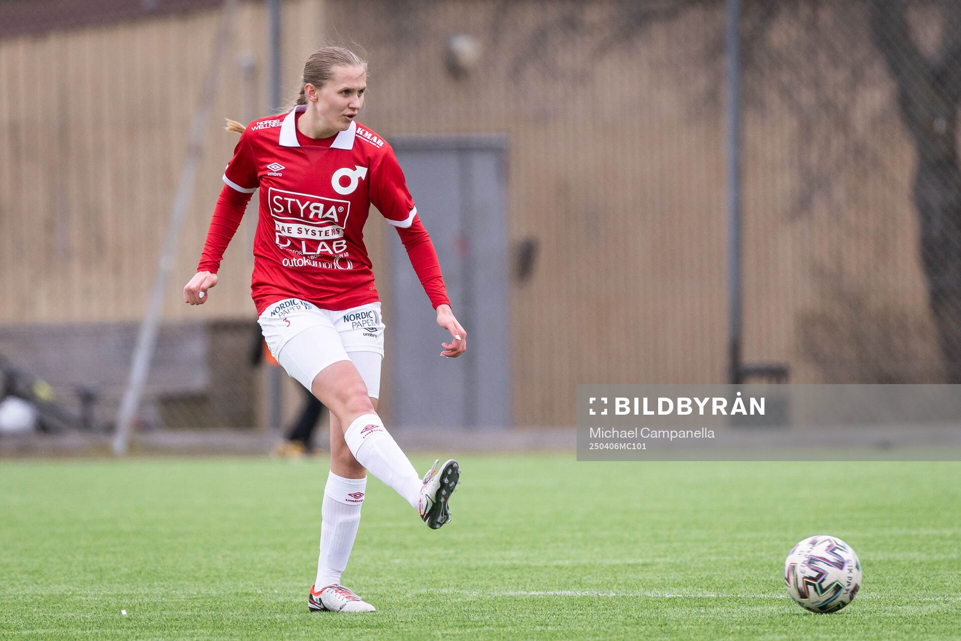 Degerfors IFs Olivia Neander under fotbollsmatchen i Division 1 Mellersta mellan Enskede IK och Degerfors IF den 6 april 2025 i Stockholm.