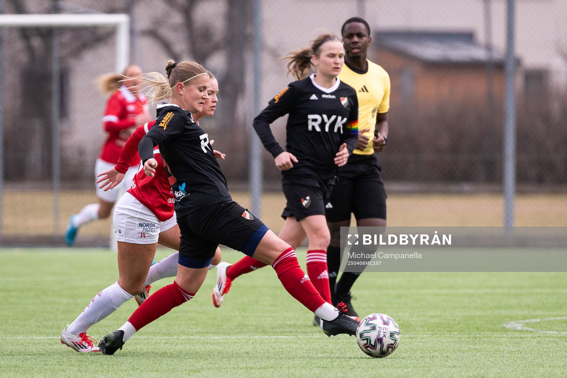 Degerfors IFs Izabell Johansson och Enskede IKs Felicia