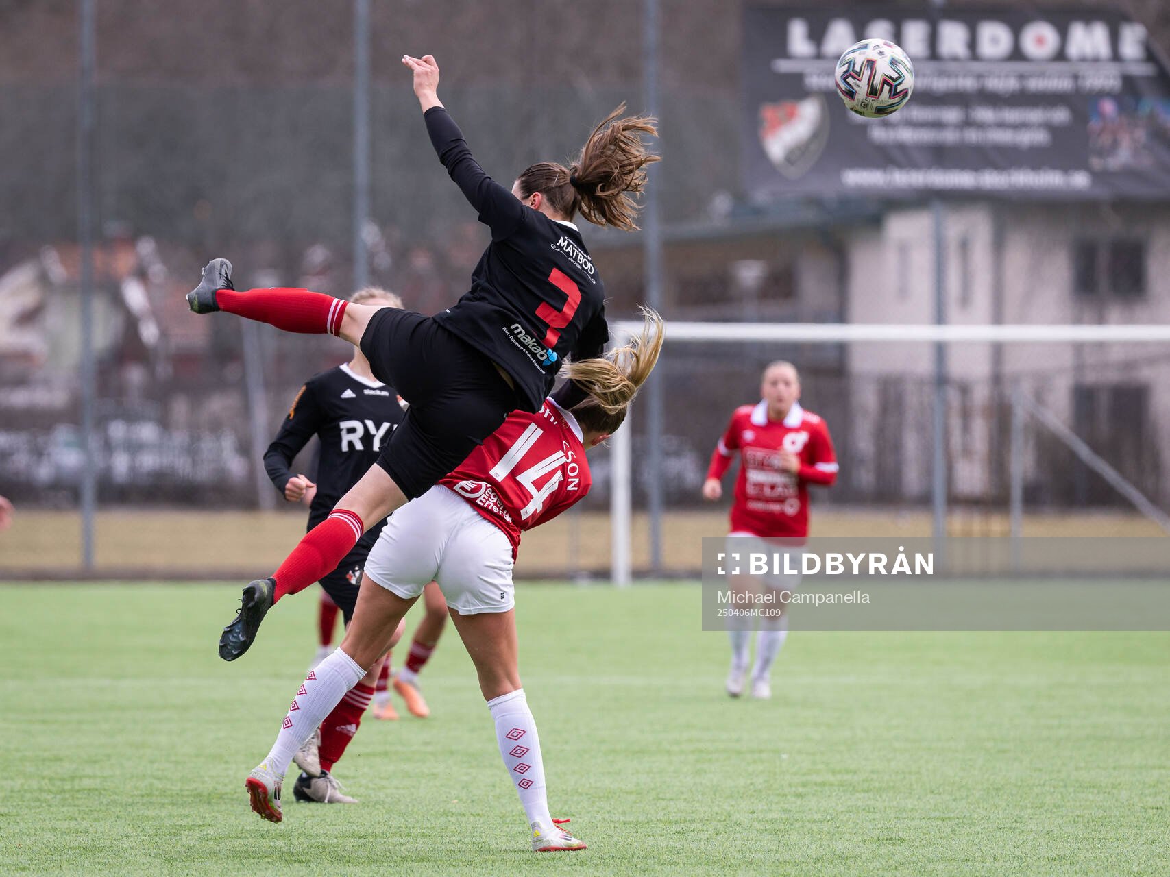 Enskede IKs Victoria Heikfolk och Degerfors IFs Izabell