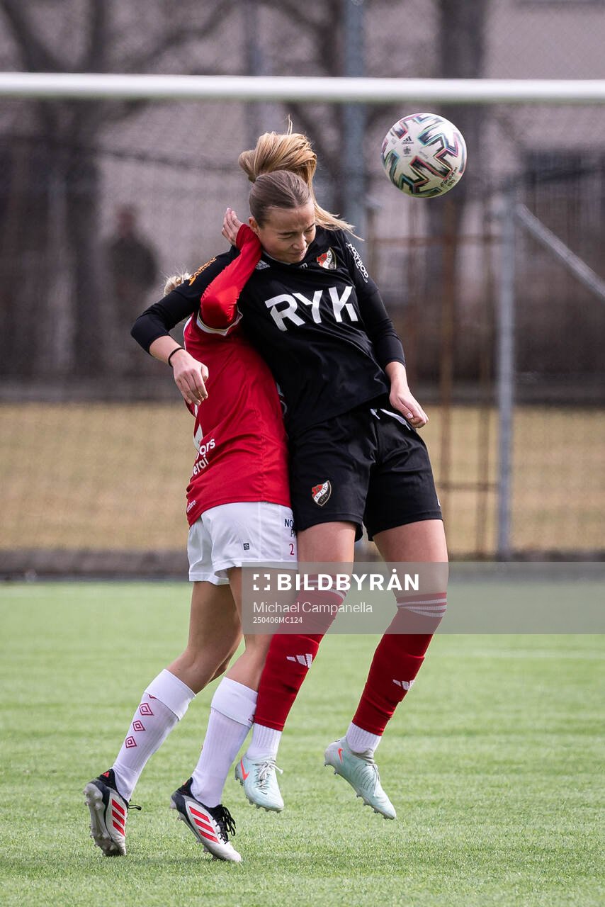 Enskede IKs Tilda Krusnell och Degerfors IFs Ida Mattsson