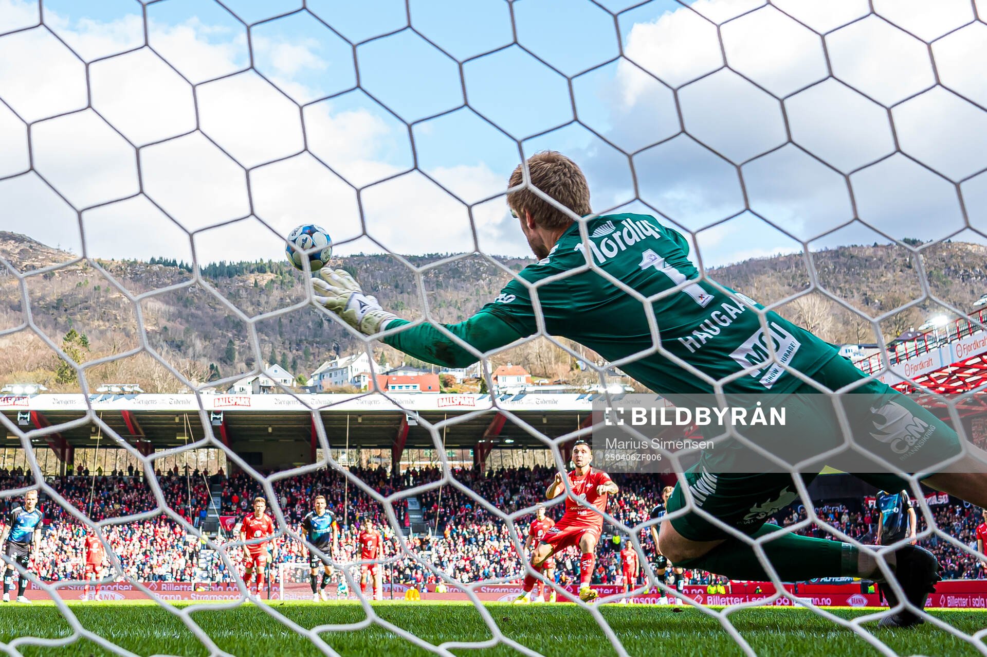 Niklas Castro of Brann scores the 1-1 goal