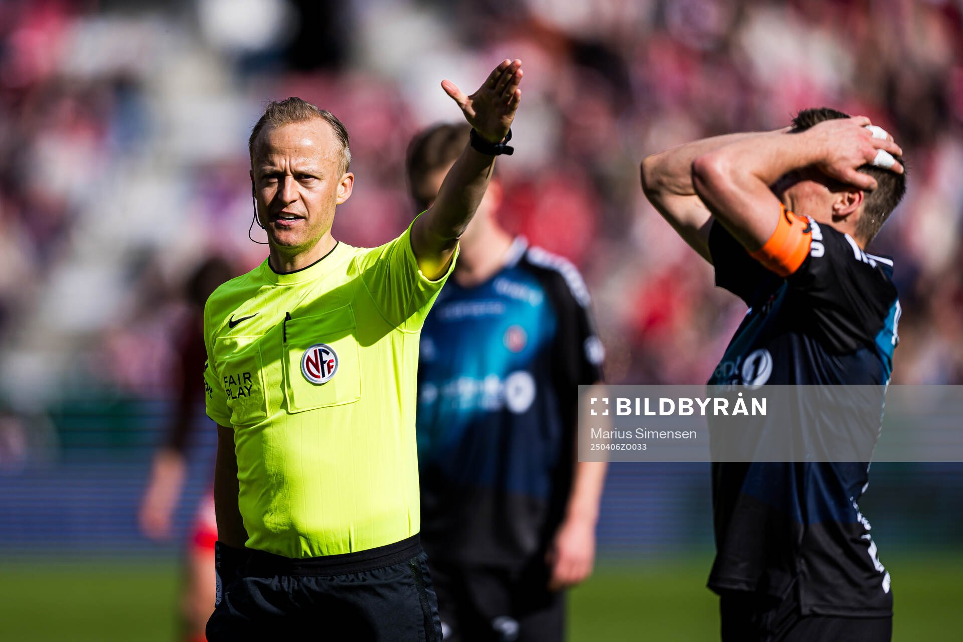 Ola Hobber Nilsen, referee, and Ruben Yttergård Jenssen of