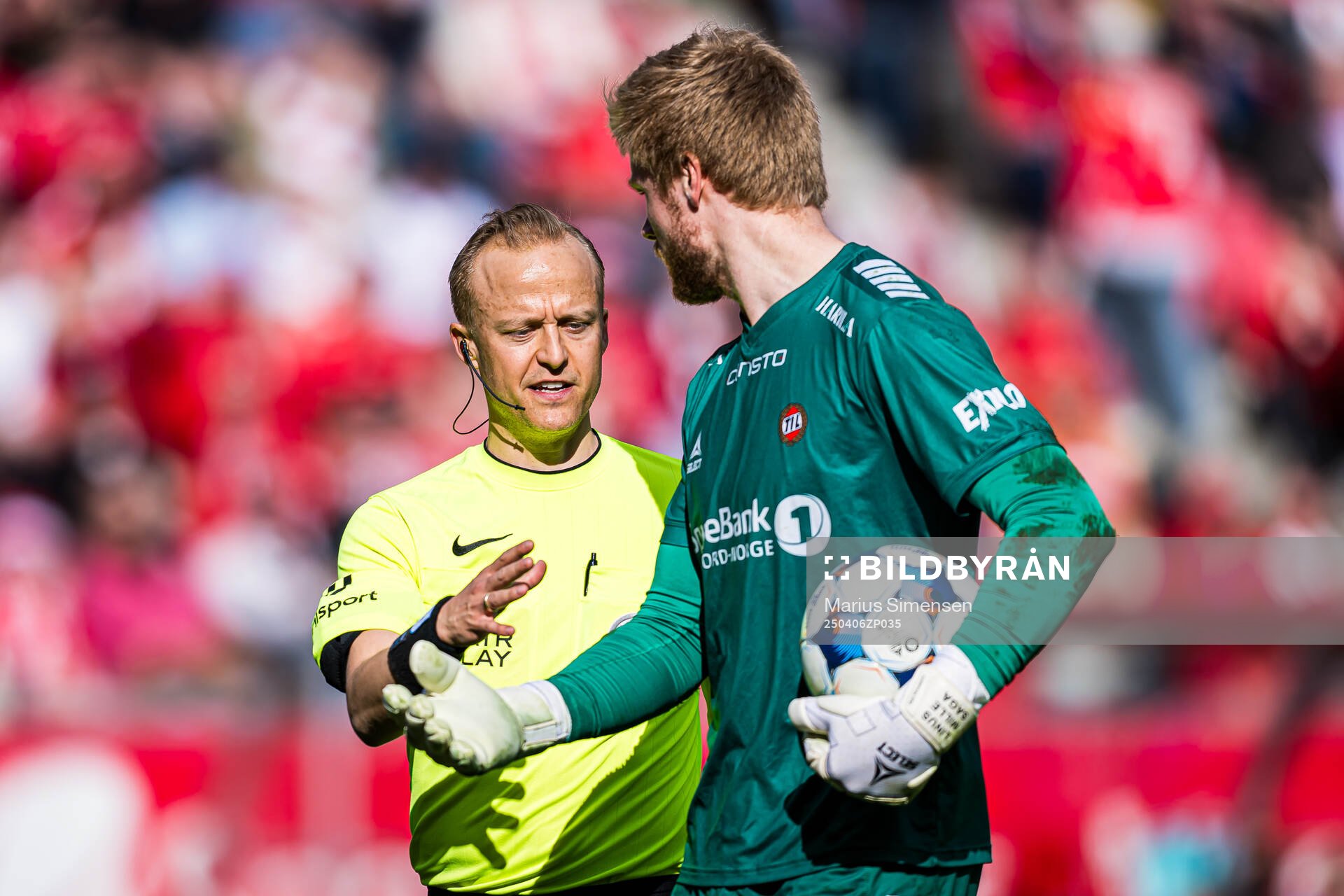 Ola Hobber Nilsen, referee, and Jakob Let Haugaard of Tromsø during the Eliteserien match between Brann and Tromsø on April 6, 2025 in Bergen.