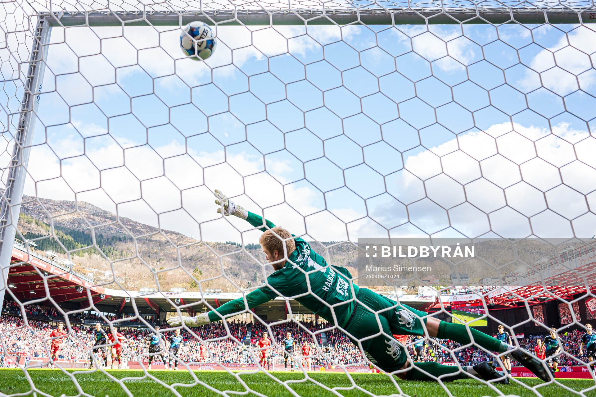 Niklas Castro of Brann scores the 1-1 goal