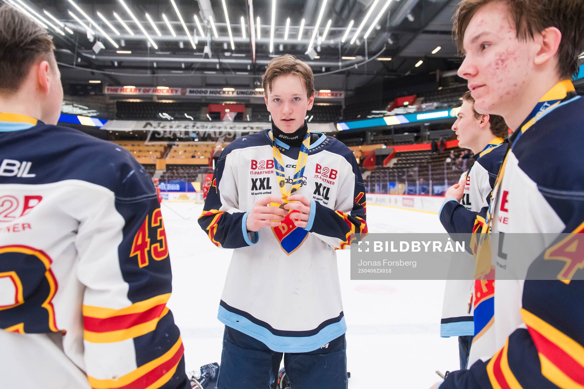 Djurgården Lukas Mattsson jublar med bronsmedaljen