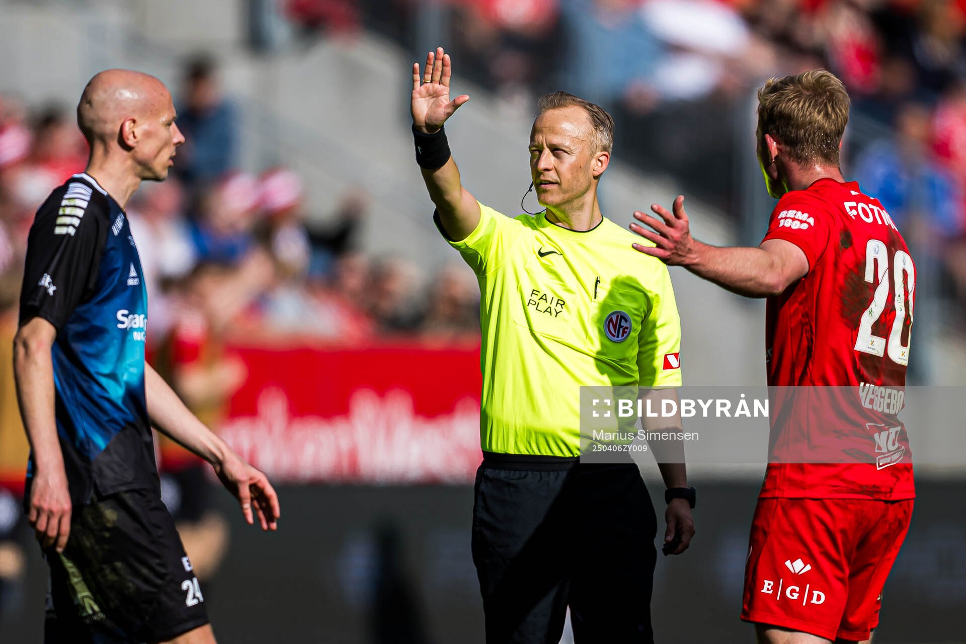 Ruben Kristiansen of Tromsø, Ola Hobber Nilsen, referee,