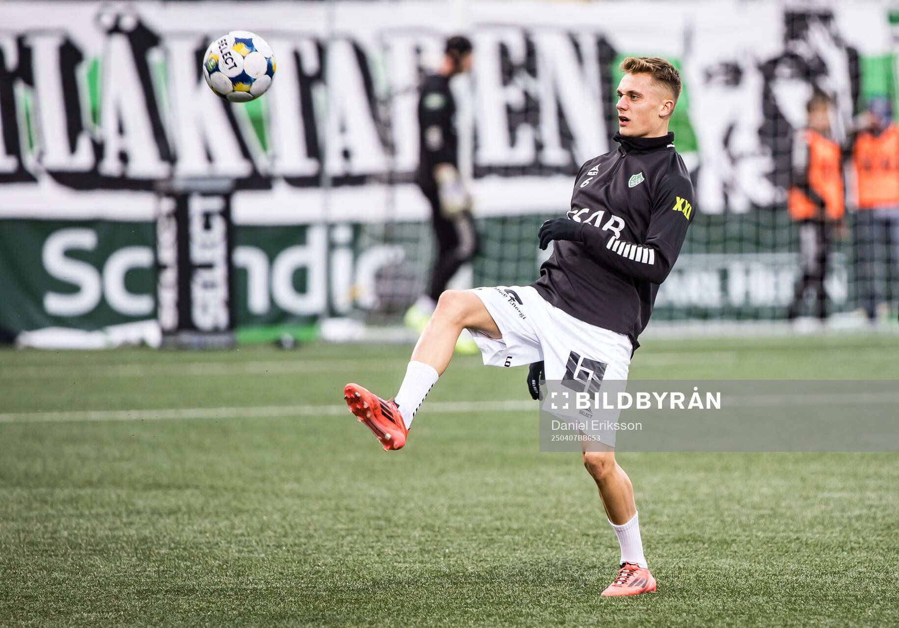 Brages Marinus Larsen inför fotbollsmatchen i Superettan mellan Brage och Falkenberg den 7 april 2025 i Borlänge. 