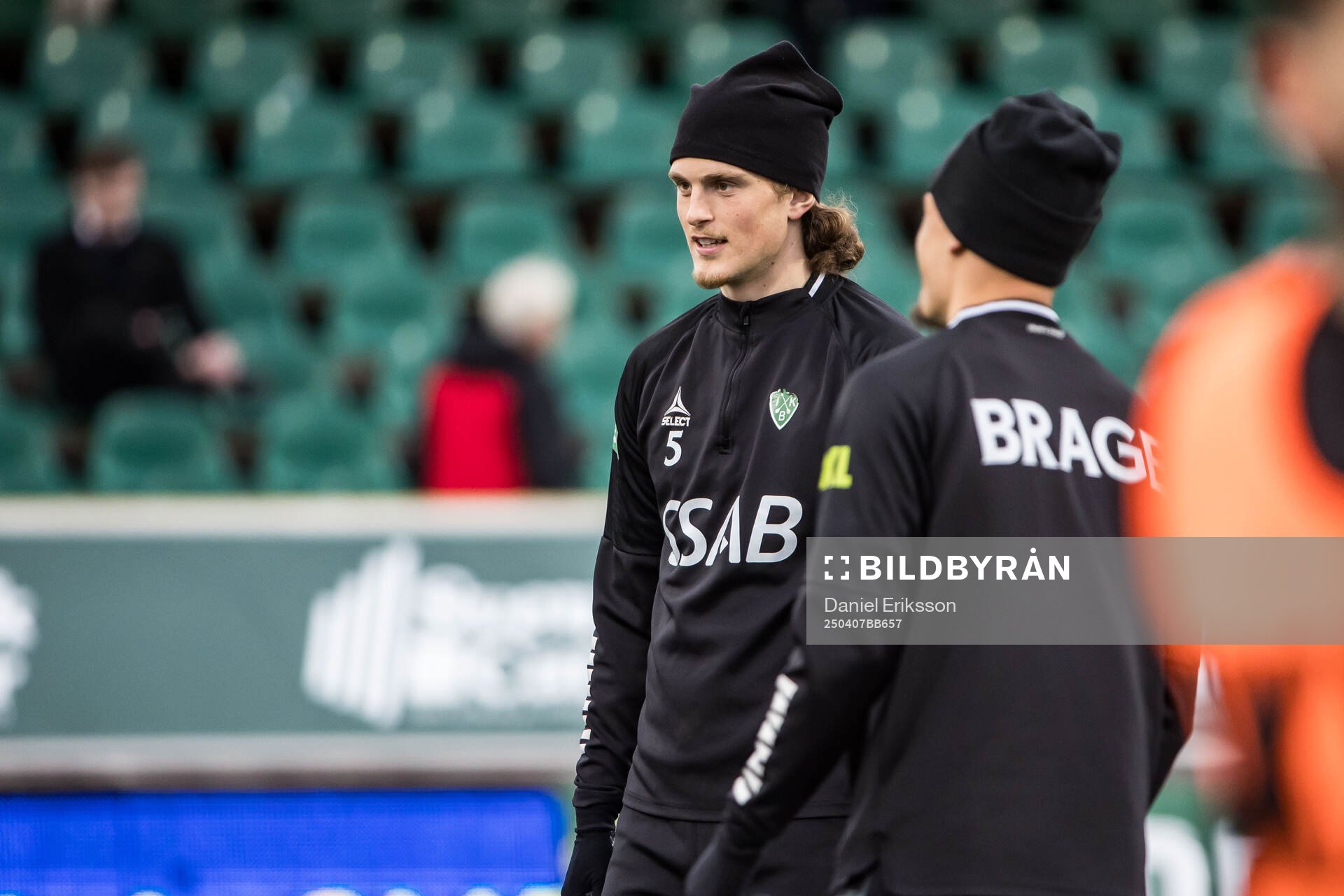 Brages Lorik Konjuhi inför fotbollsmatchen i Superettan mellan Brage och Falkenberg den 7 april 2025 i Borlänge. 