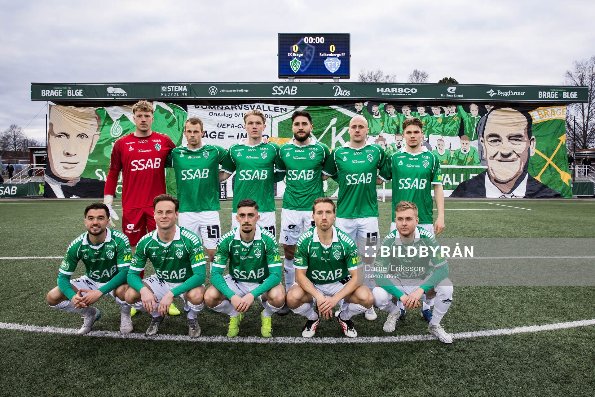 Brages startelva framför supportrarnas tifo