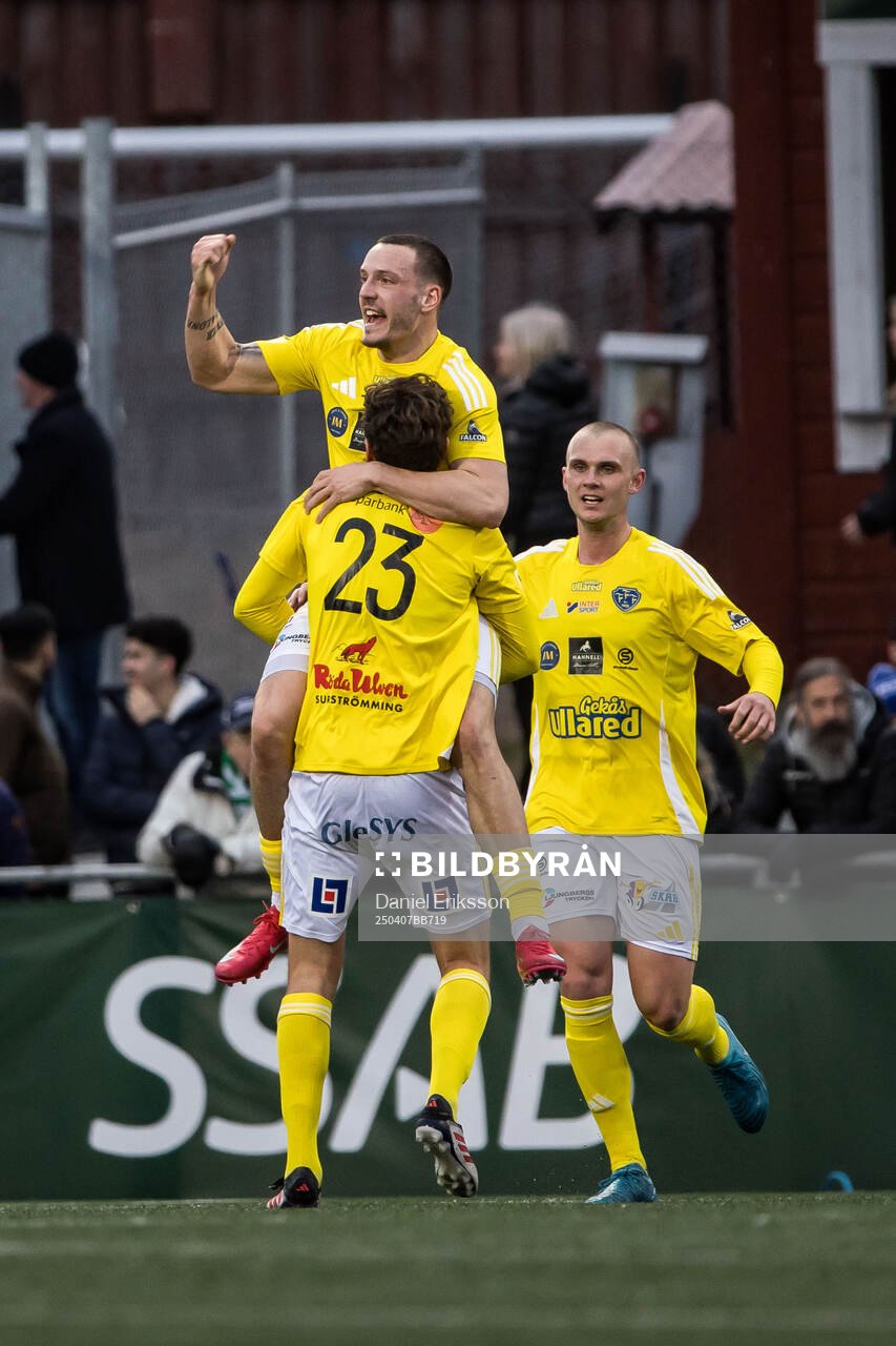 Falkenbergs Viktor Ekblom jublar