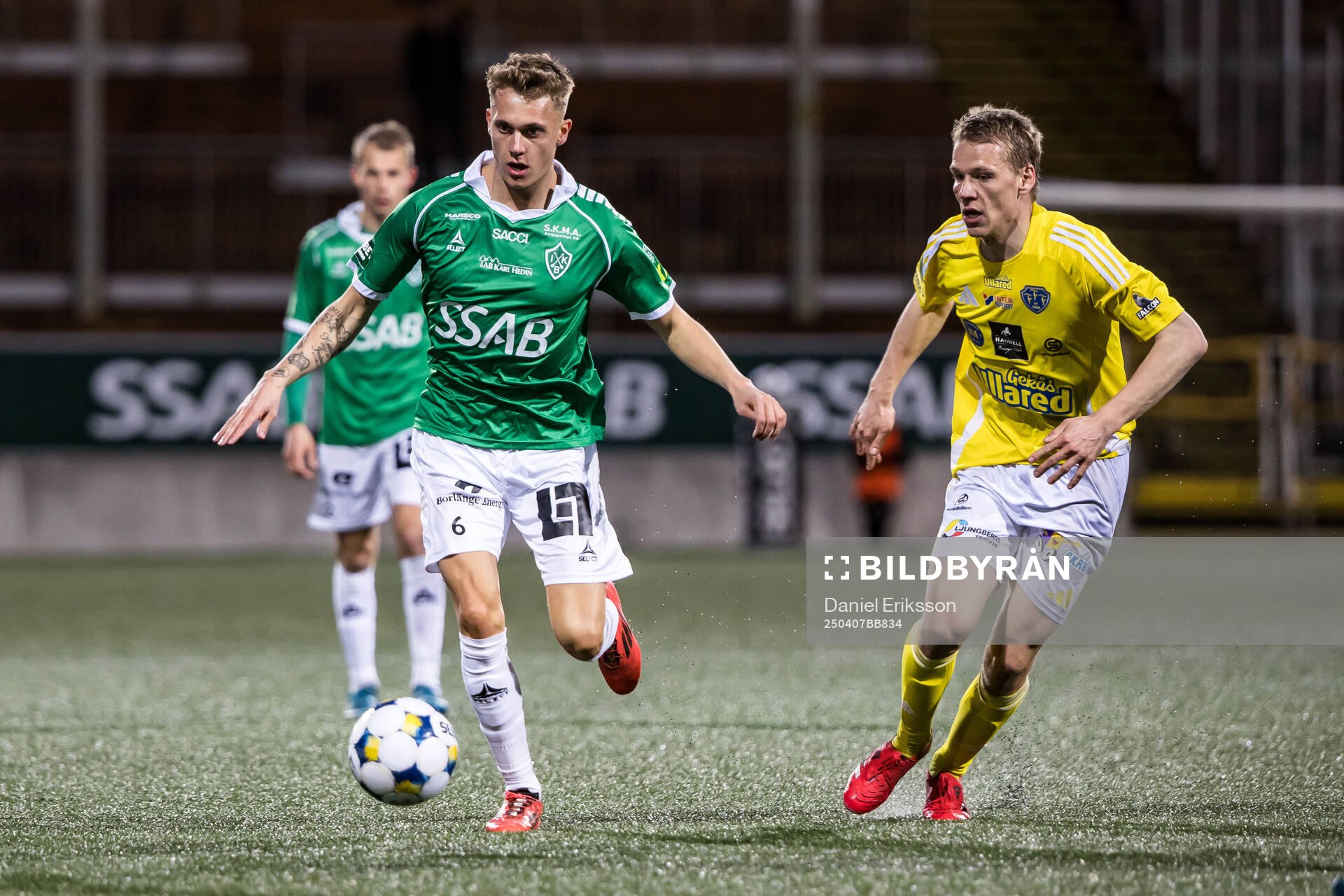 Brages Marinus Larsen och Falkenbergs Hampus Källström under fotbollsmatchen i Superettan mellan Brage och Falkenberg den 7 april 2025 i Borlänge.
