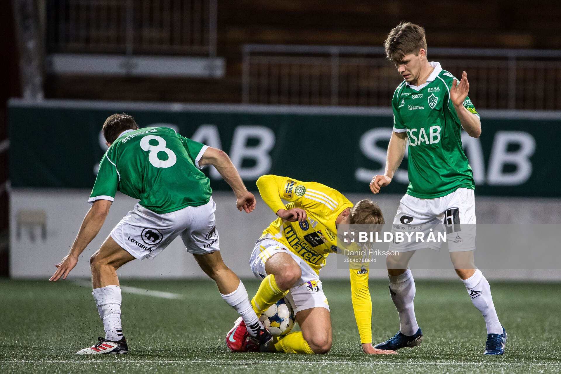 Brages Jacob Stensson och Falkenbergs Hampus Källström och Brages Gustav Berggren under fotbollsmatchen i Superettan mellan Brage och Falkenberg den 7 april 2025 i Borlänge.