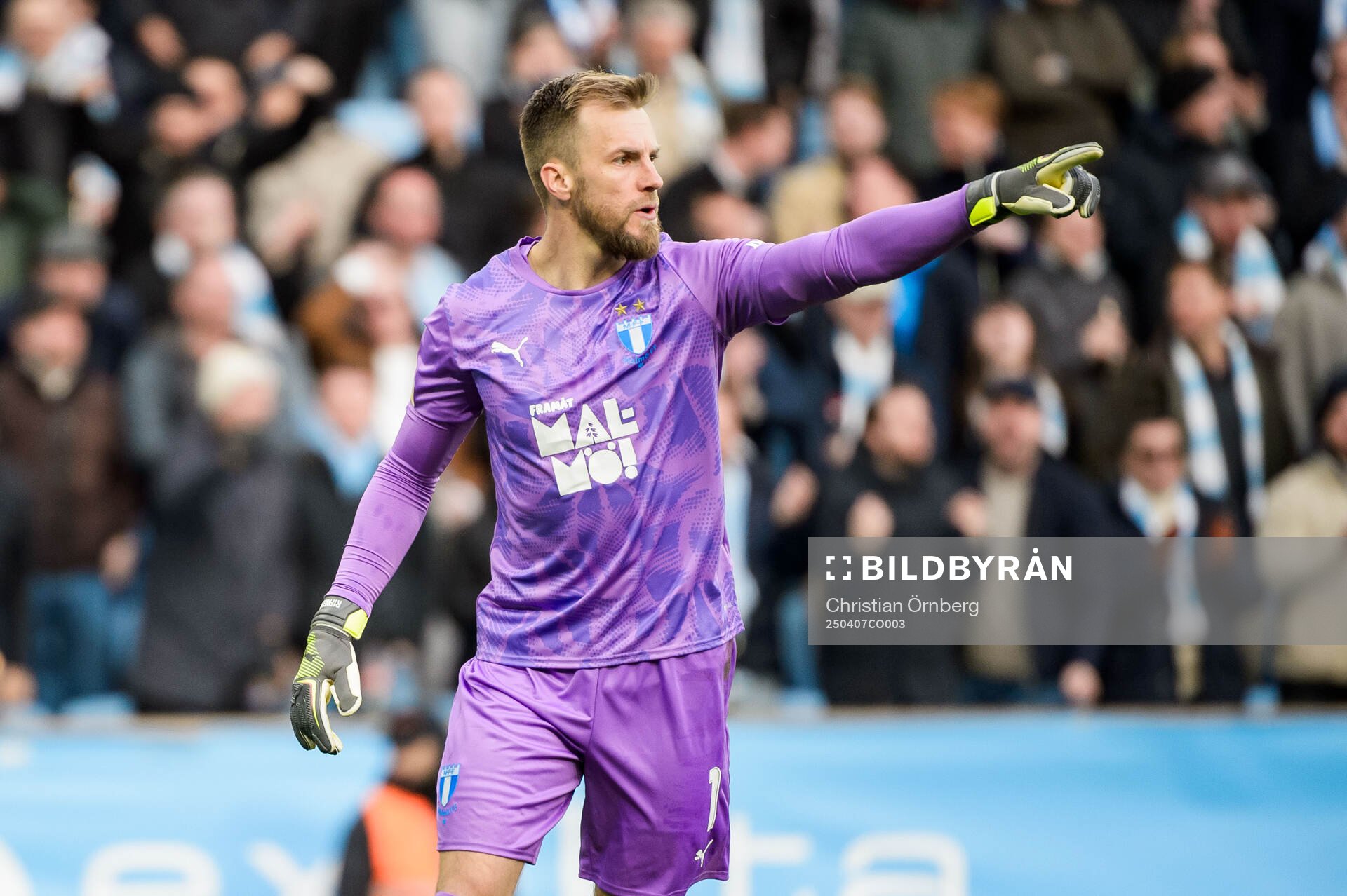 Malmö FFs Ricardo Schuck Friedrich jublar efter straffräddning under fotbollsmatchen i Allsvenskan mellan Malmö FF och Elfsborg den 7 april 2025 i Malmö.