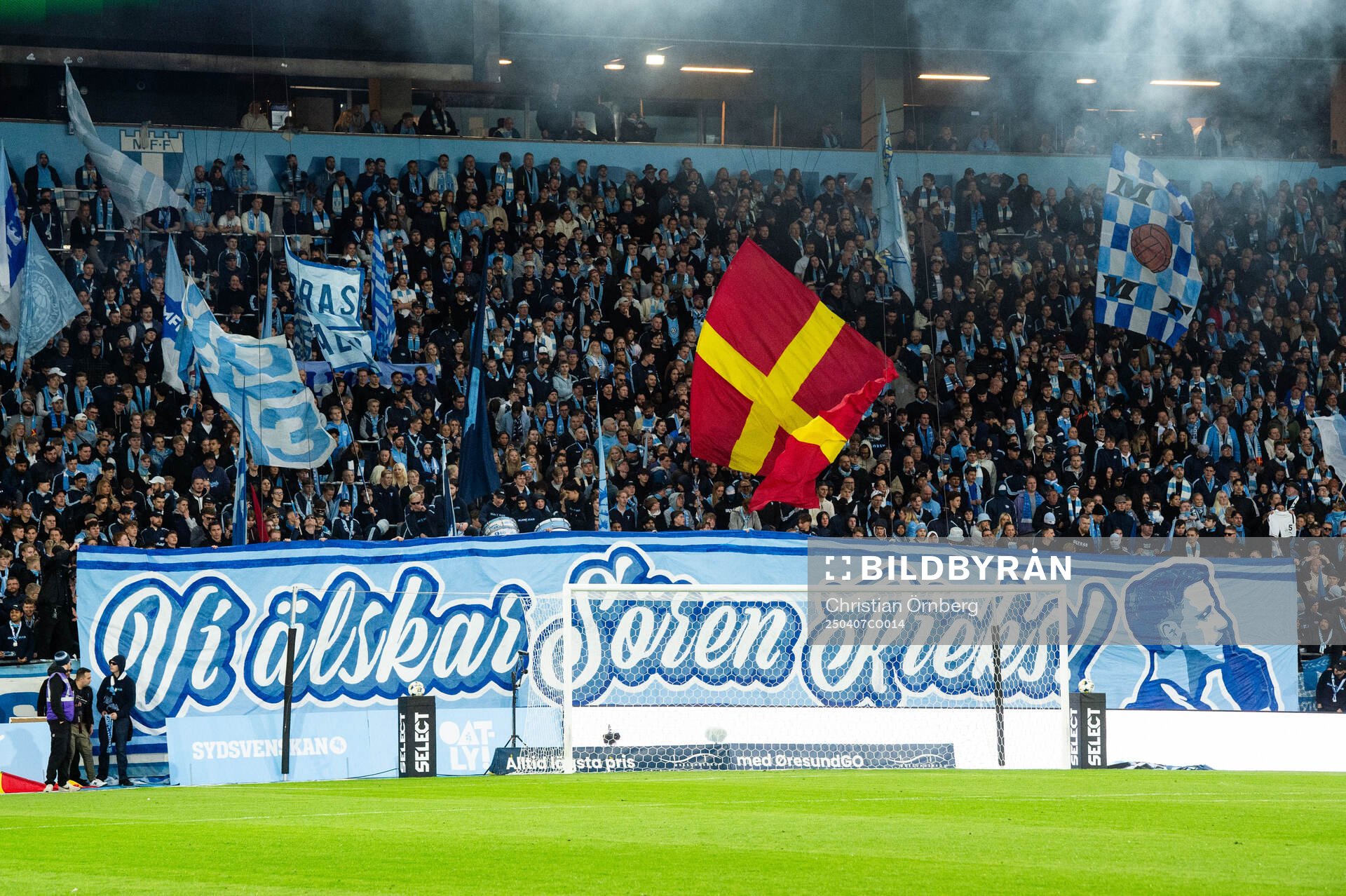 Malmö FFs Sören Rieks (ej i bild) tackas av med ett tifo