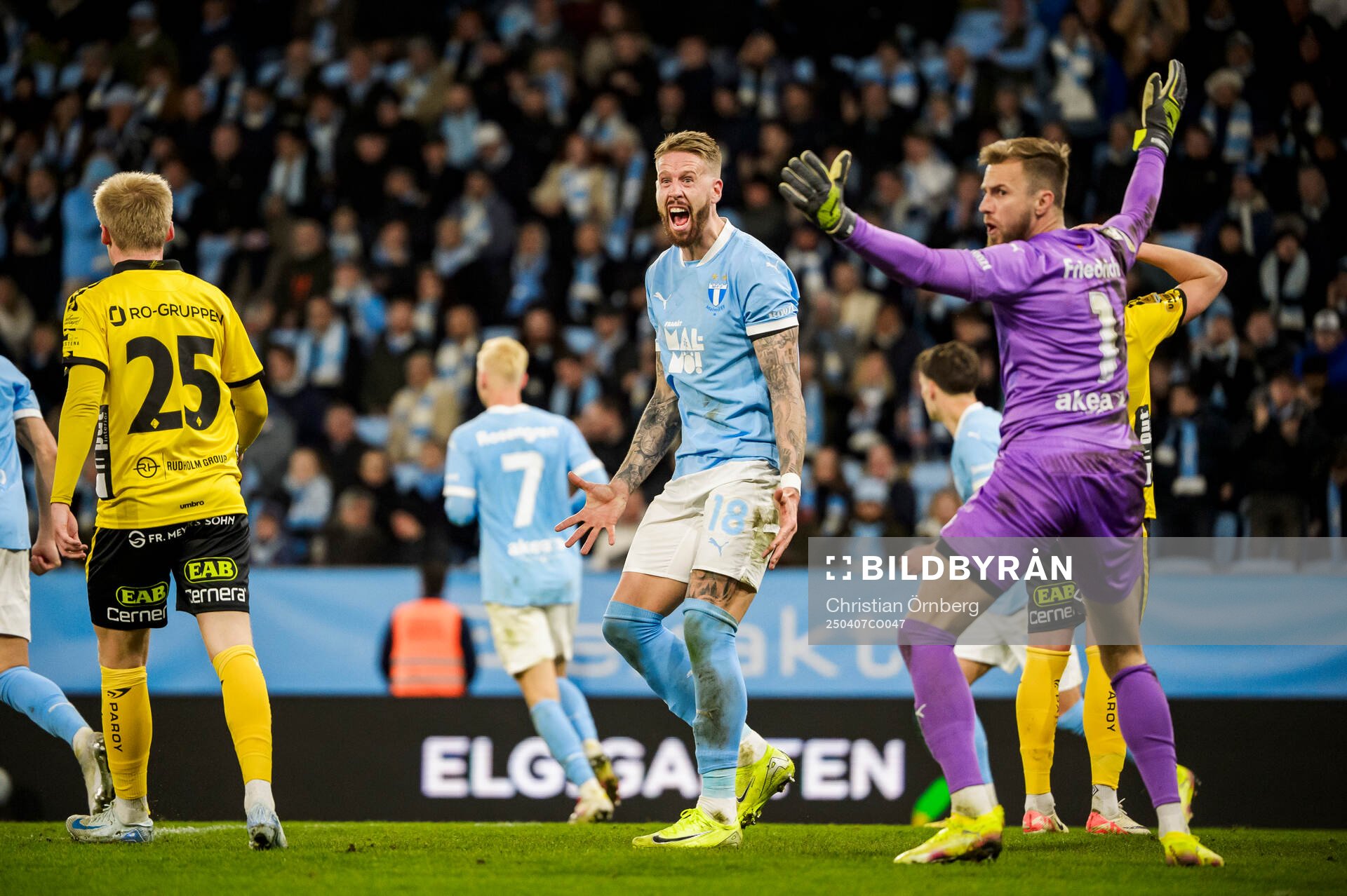 Malmö FFs Pontus Jansson och målvakt Ricardo Schuck