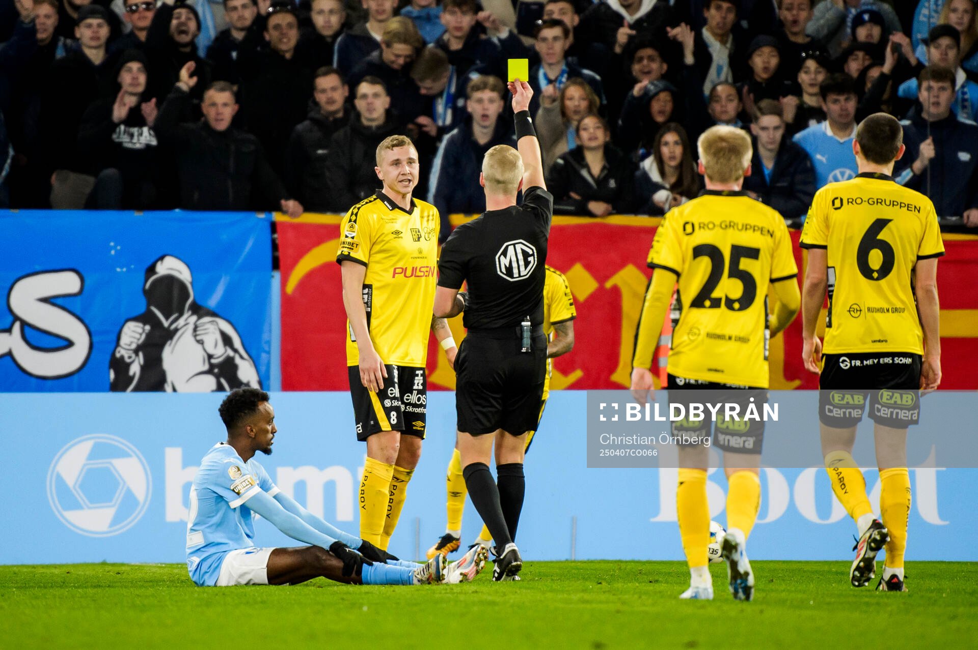 Elfsborgs Sebastian Holmen får gult kort av domare Adam