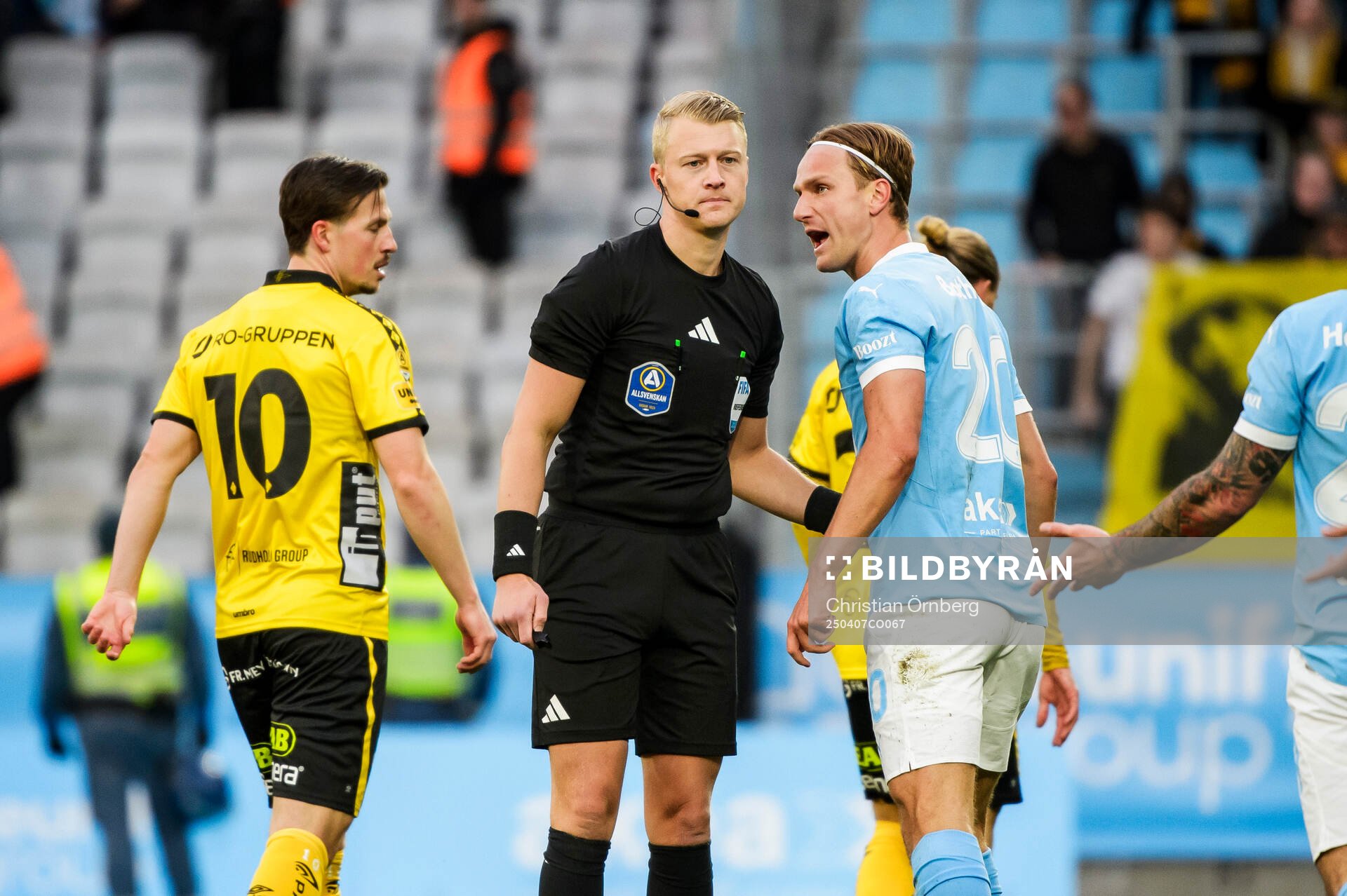 Domare Adam Ladebäck och Malmö FFs Erik Botheim