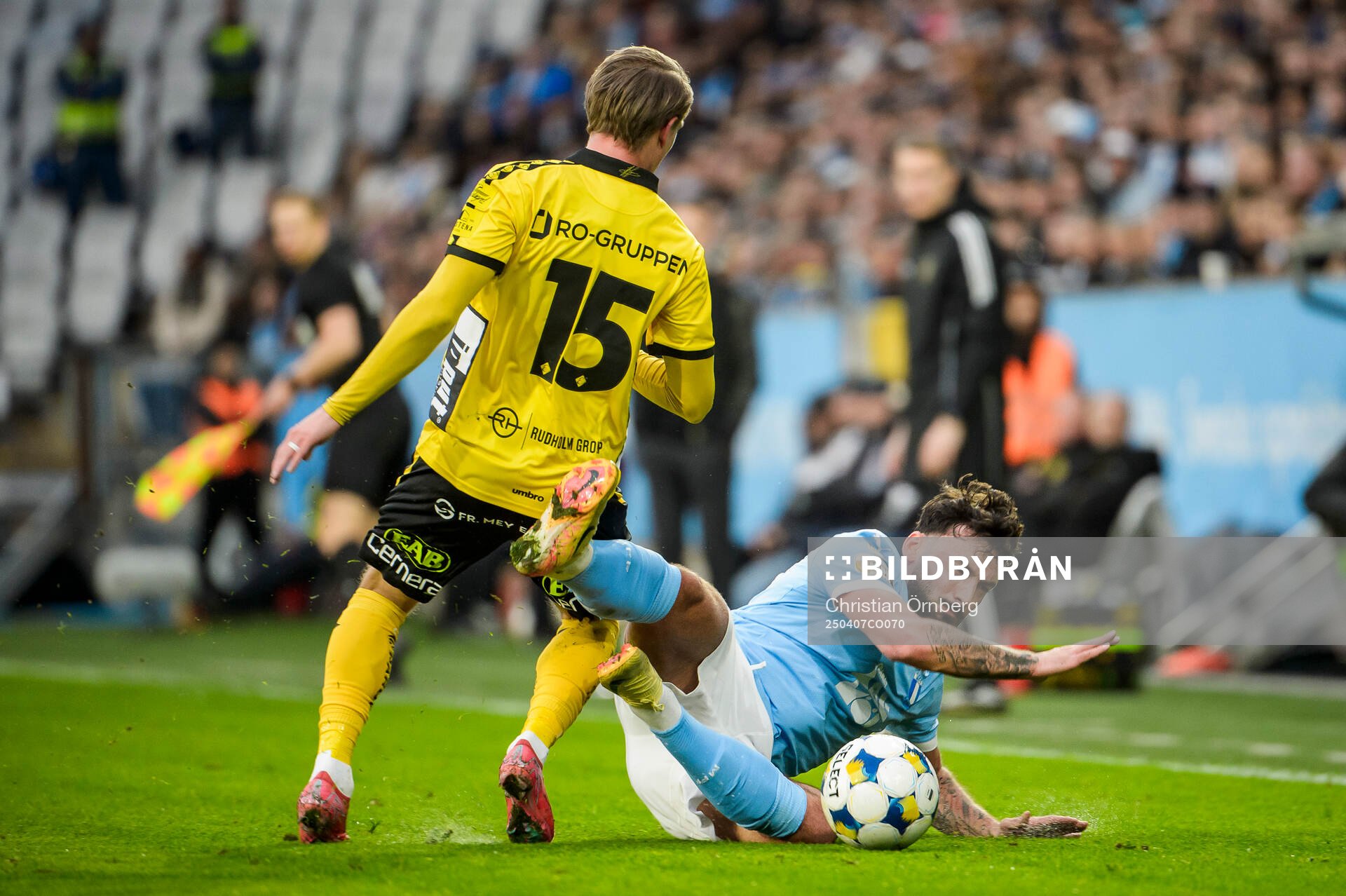 Elfsborgs Simon Hedlund och Malmö FFs Sead Haksabanovic under fotbollsmatchen i Allsvenskan mellan Malmö FF och Elfsborg den 7 april 2025 i Malmö.