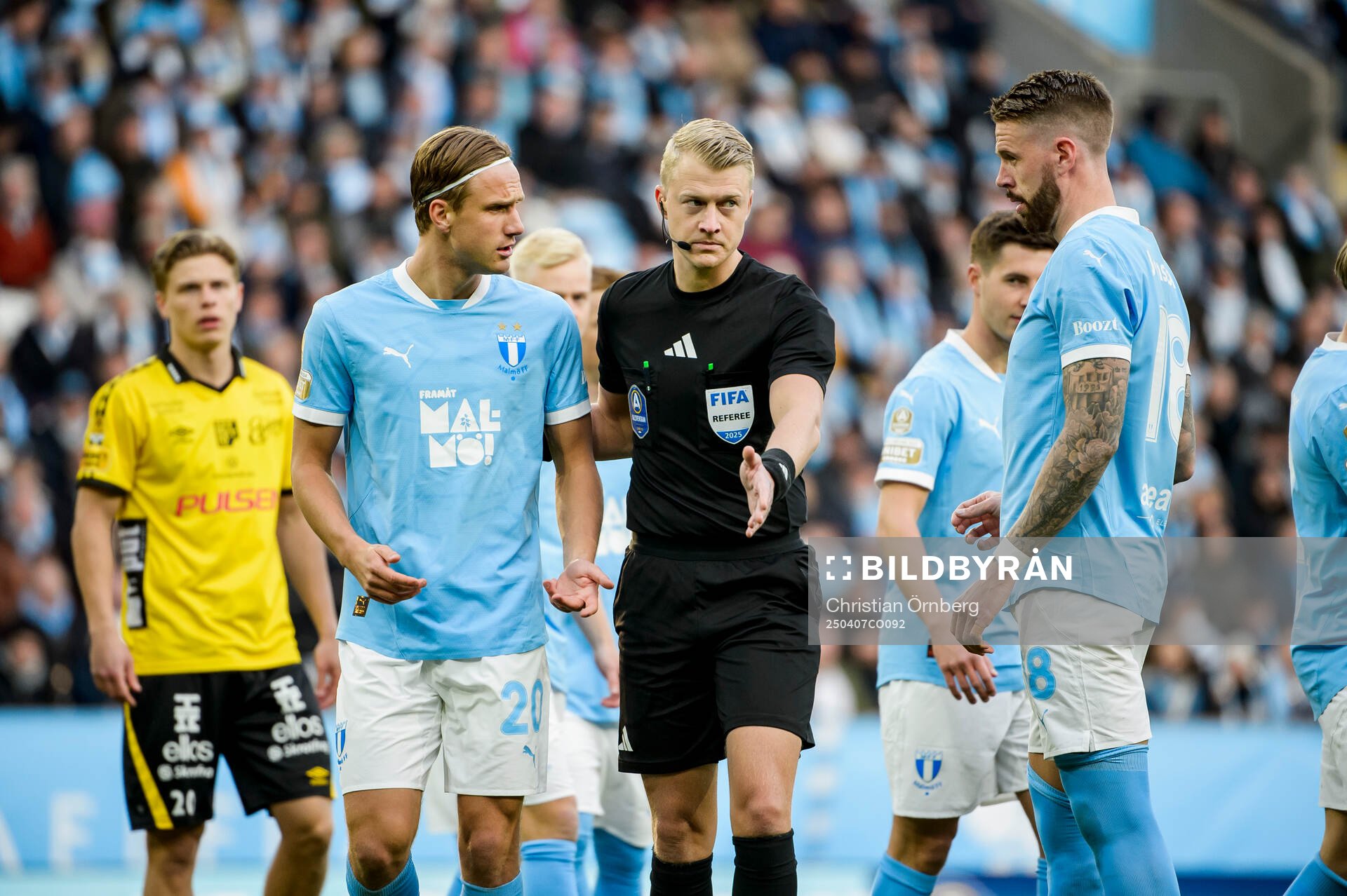 Malmö FFs Erik Botheim och Domare Adam Ladebäck