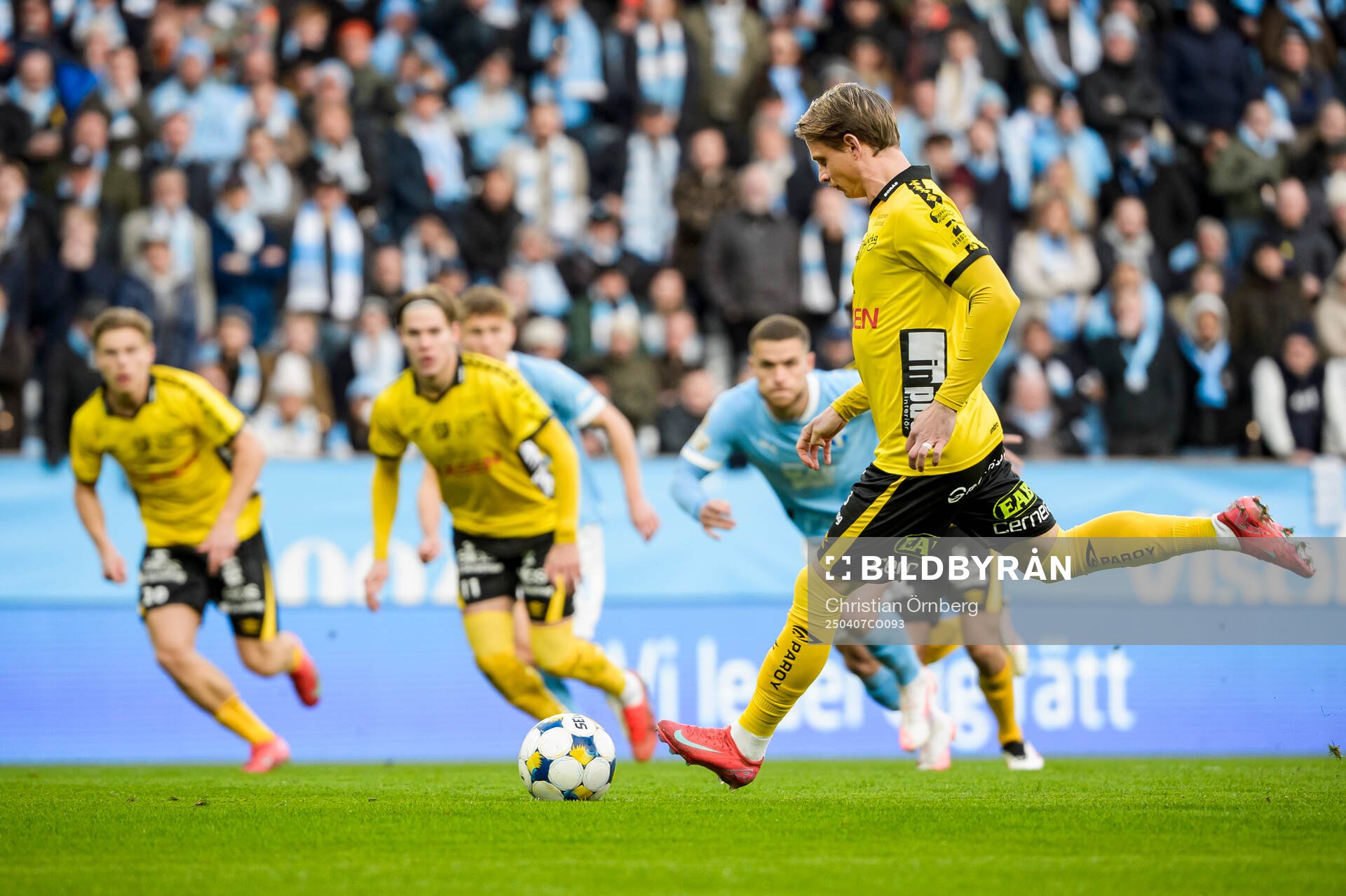 Elfsborgs Altti Hellemaa missar straff under fotbollsmatchen i Allsvenskan mellan Malmö FF och Elfsborg den 7 april 2025 i Malmö. 