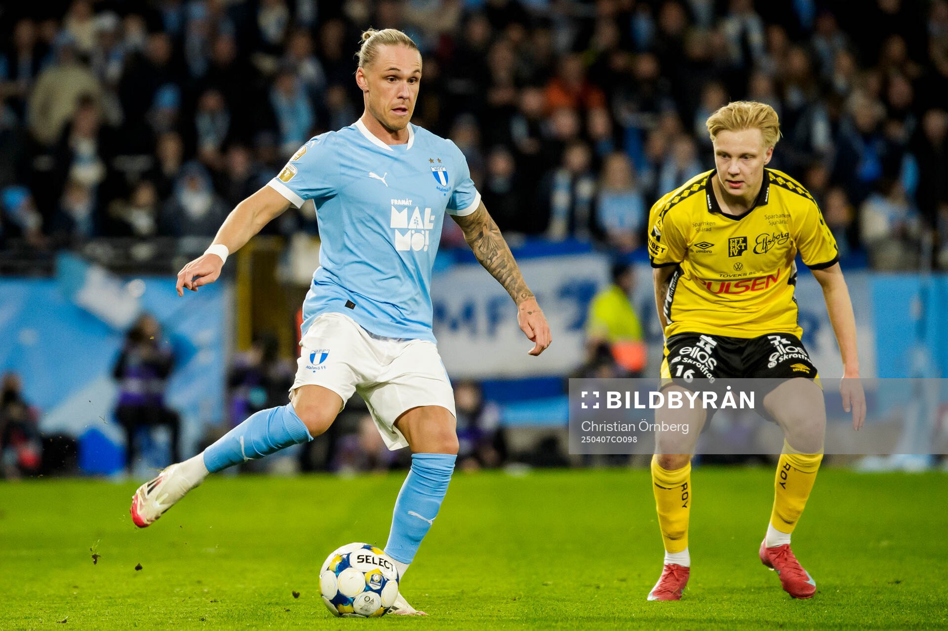 Malmö FFs Arnor Sigurdsson och Elfsborgs Altti Hellemaa under fotbollsmatchen i Allsvenskan mellan Malmö FF och Elfsborg den 7 april 2025 i Malmö.
