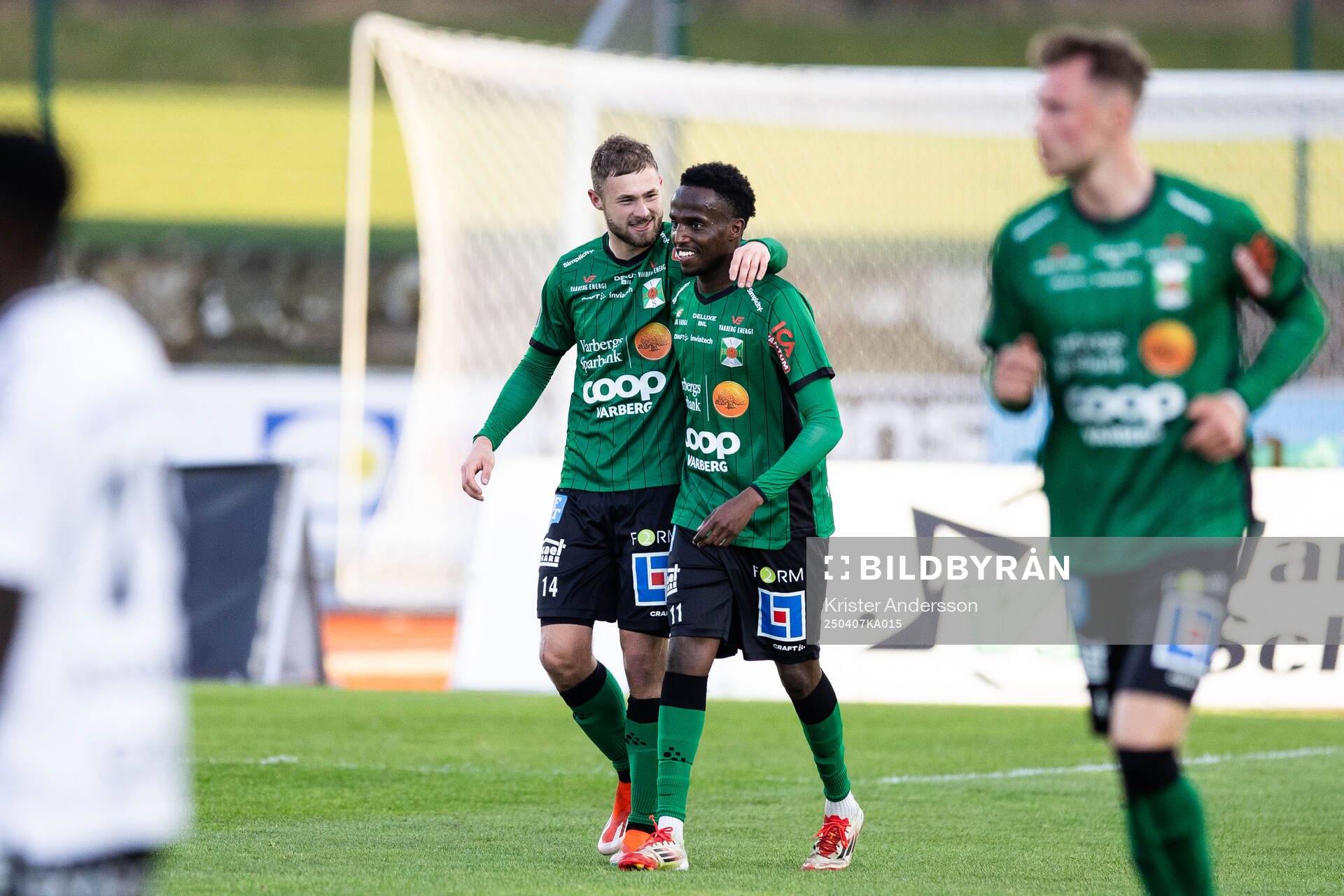 Varbergs Oliver Alfonsi jublar med Nuurdin Ali Mohudin
