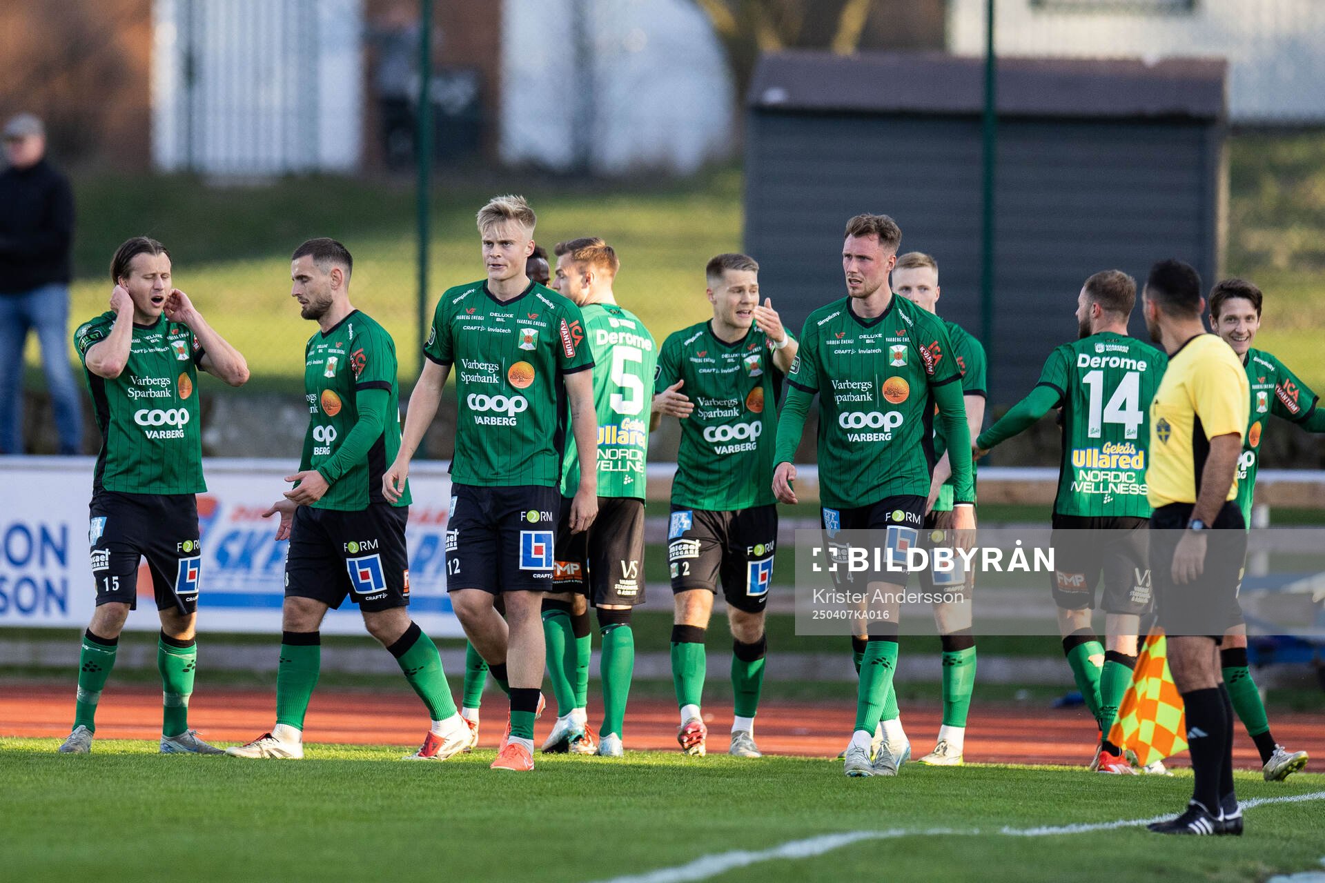 Varbergs Oliver Alfonsi jublar med lagkamrater efter 1-0 under fotbollsmatchen i Superettan mellan Varberg och Örebro den 7 april 2025 i Varberg.