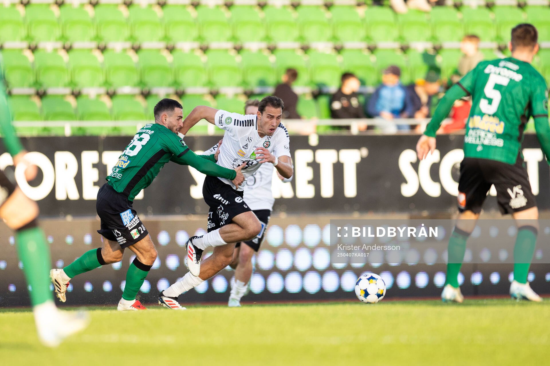 Varbergs Erion Sadiku och Örebros Melvin Bajrovic under fotbollsmatchen i Superettan mellan Varberg och Örebro den 7 april 2025 i Varberg.